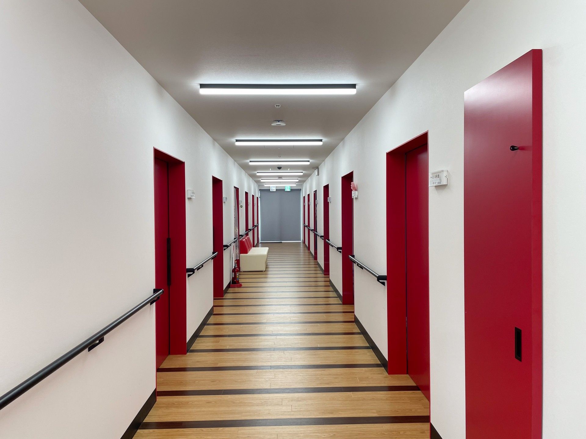 赤い扉の並ぶ廊下