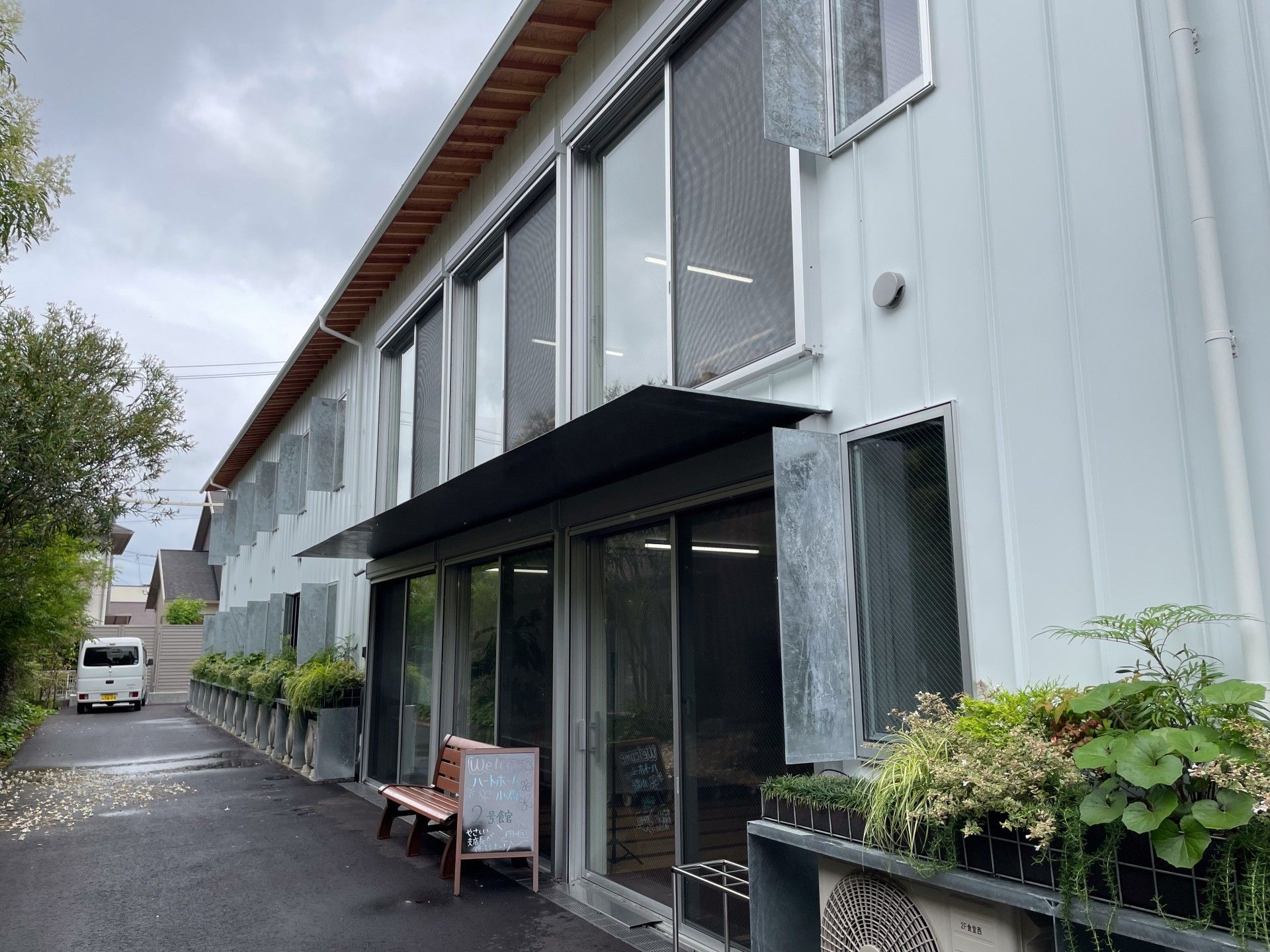 緑に囲まれた建物の外観