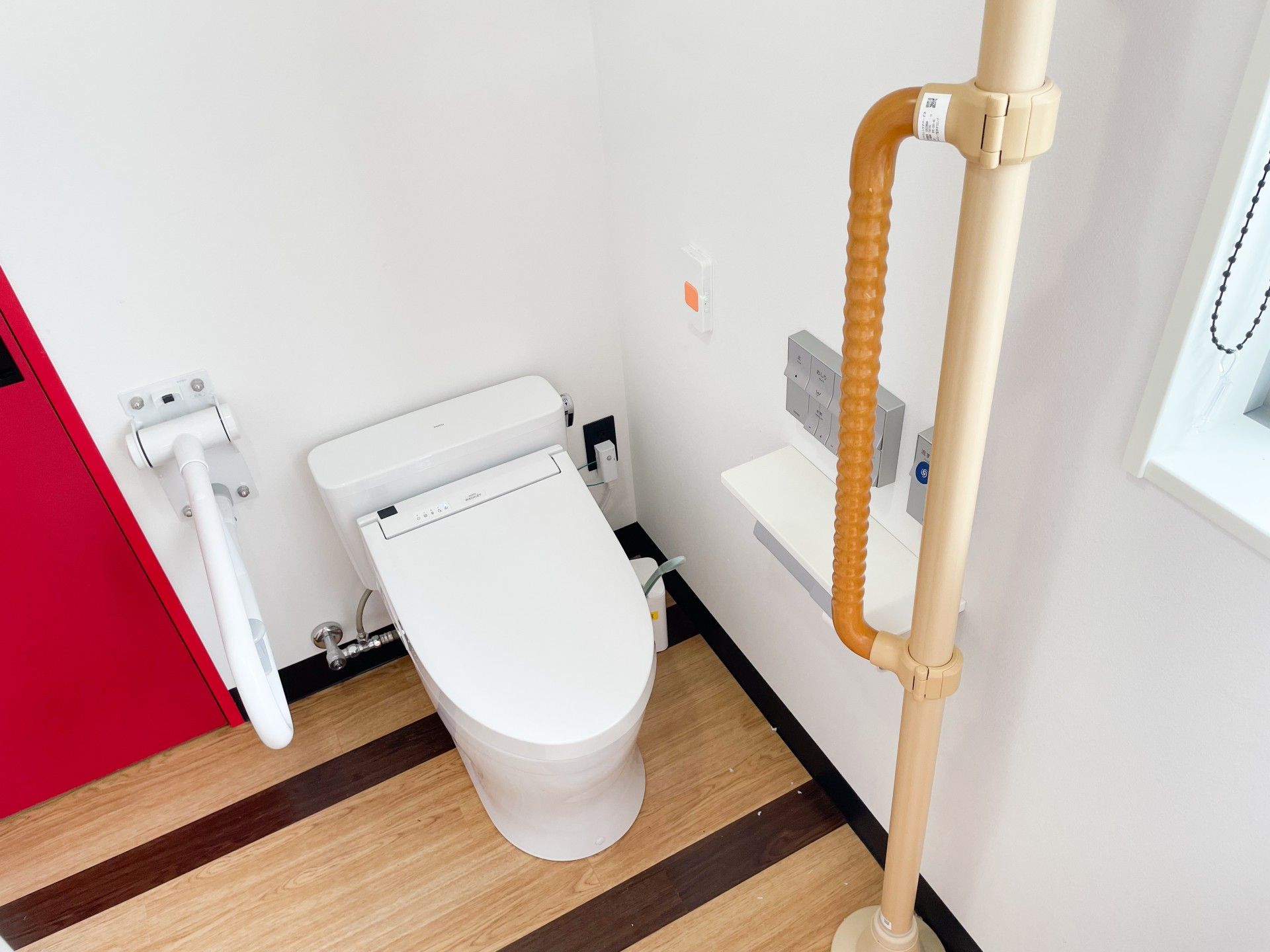 手すり付きのトイレ