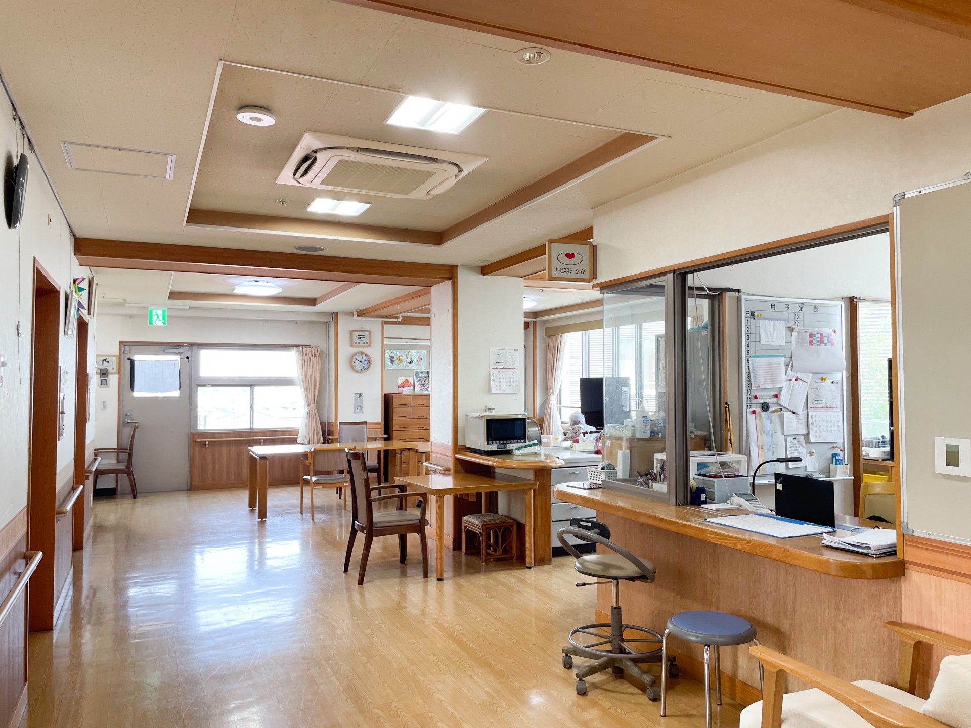 明るい廊下と受付