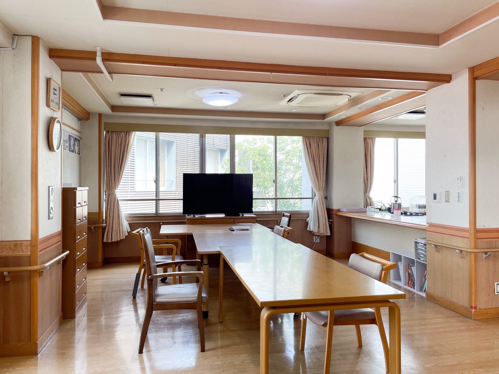 大きな窓のある部屋