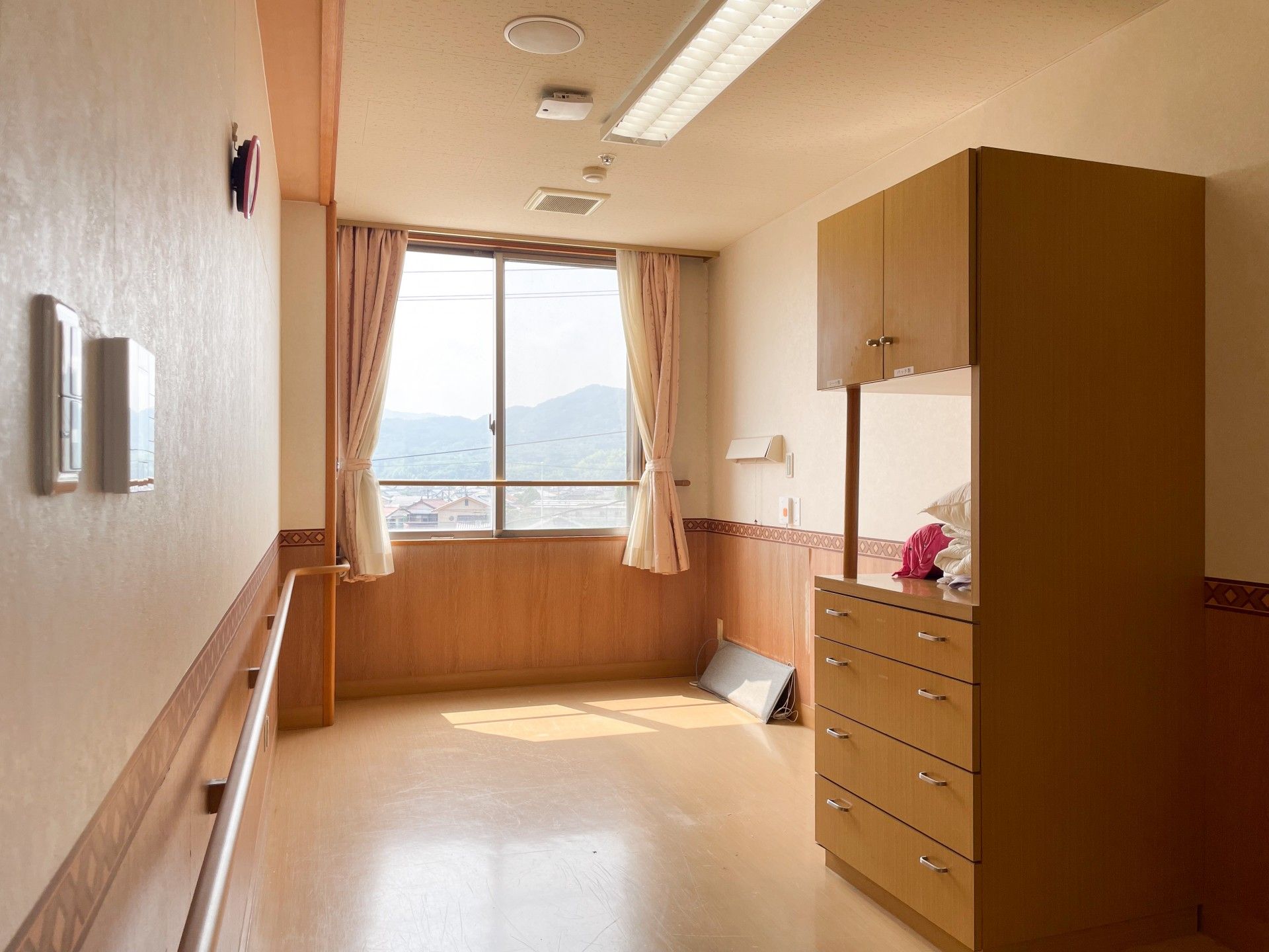 窓際の明るい部屋