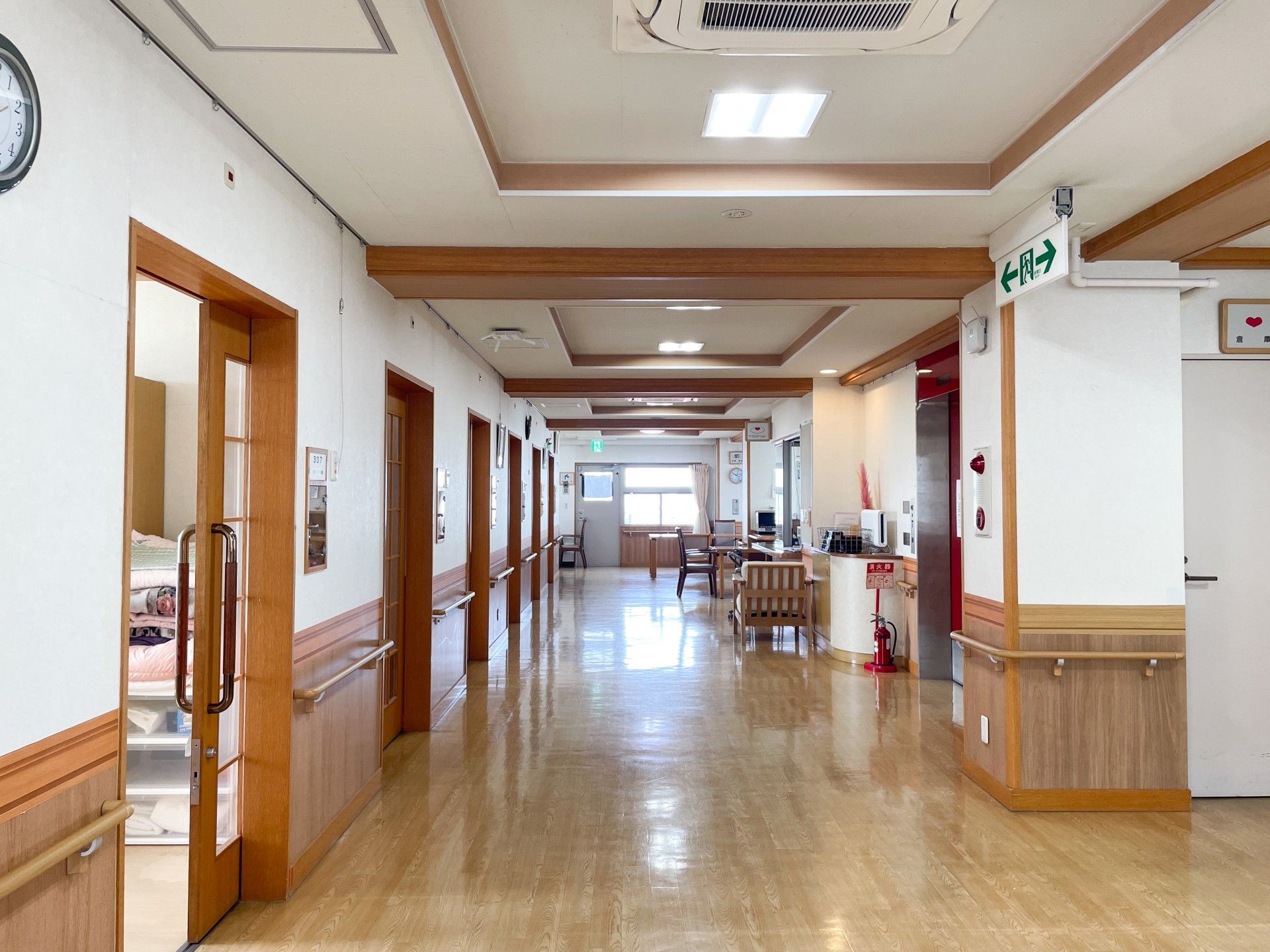 明るい廊下と居室