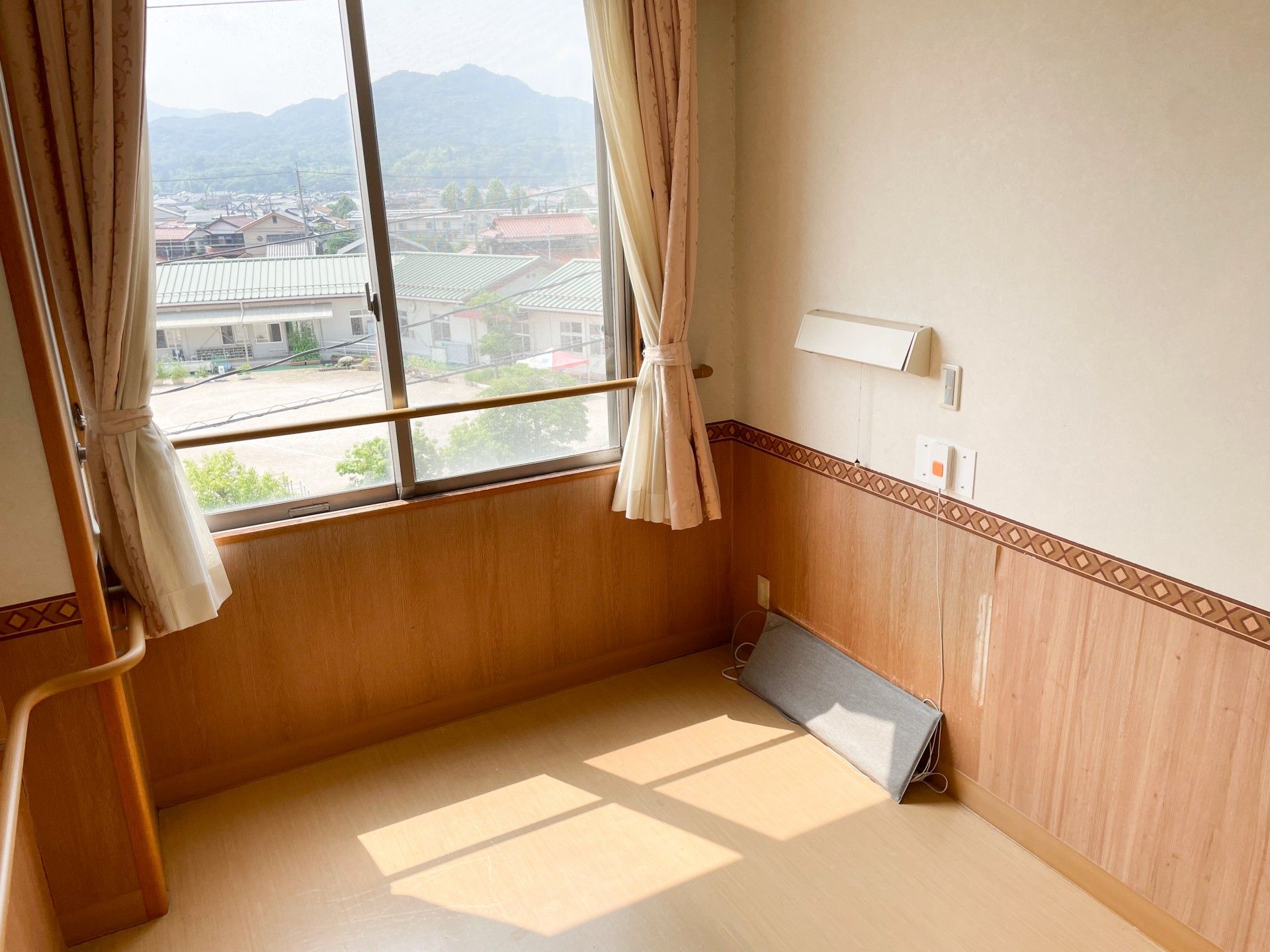 日差しが差し込む窓辺