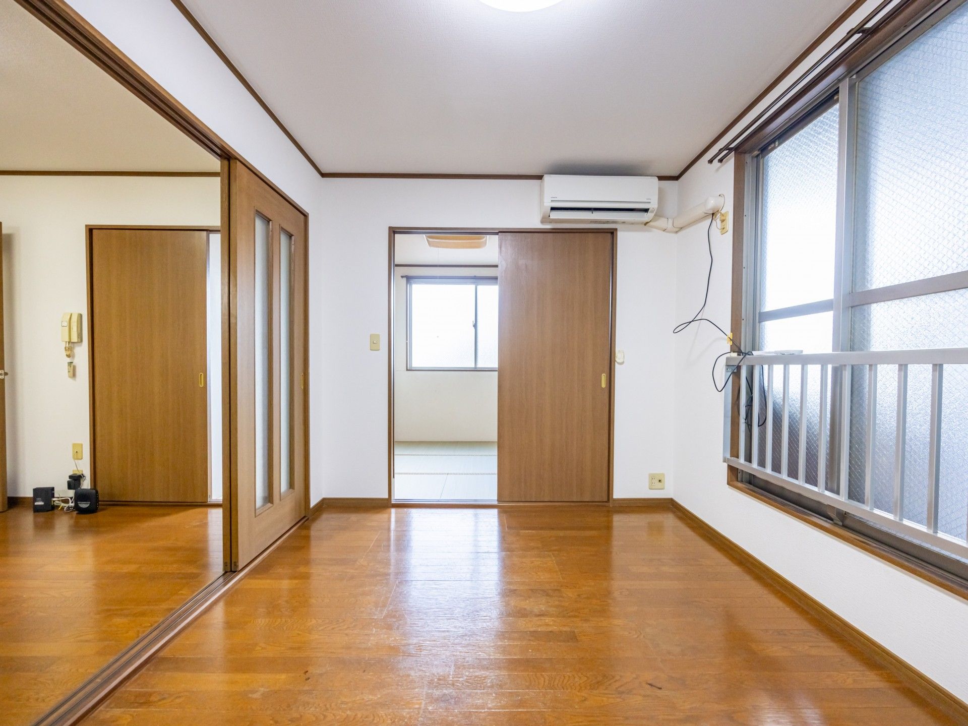 木製の引き戸と窓のある部屋