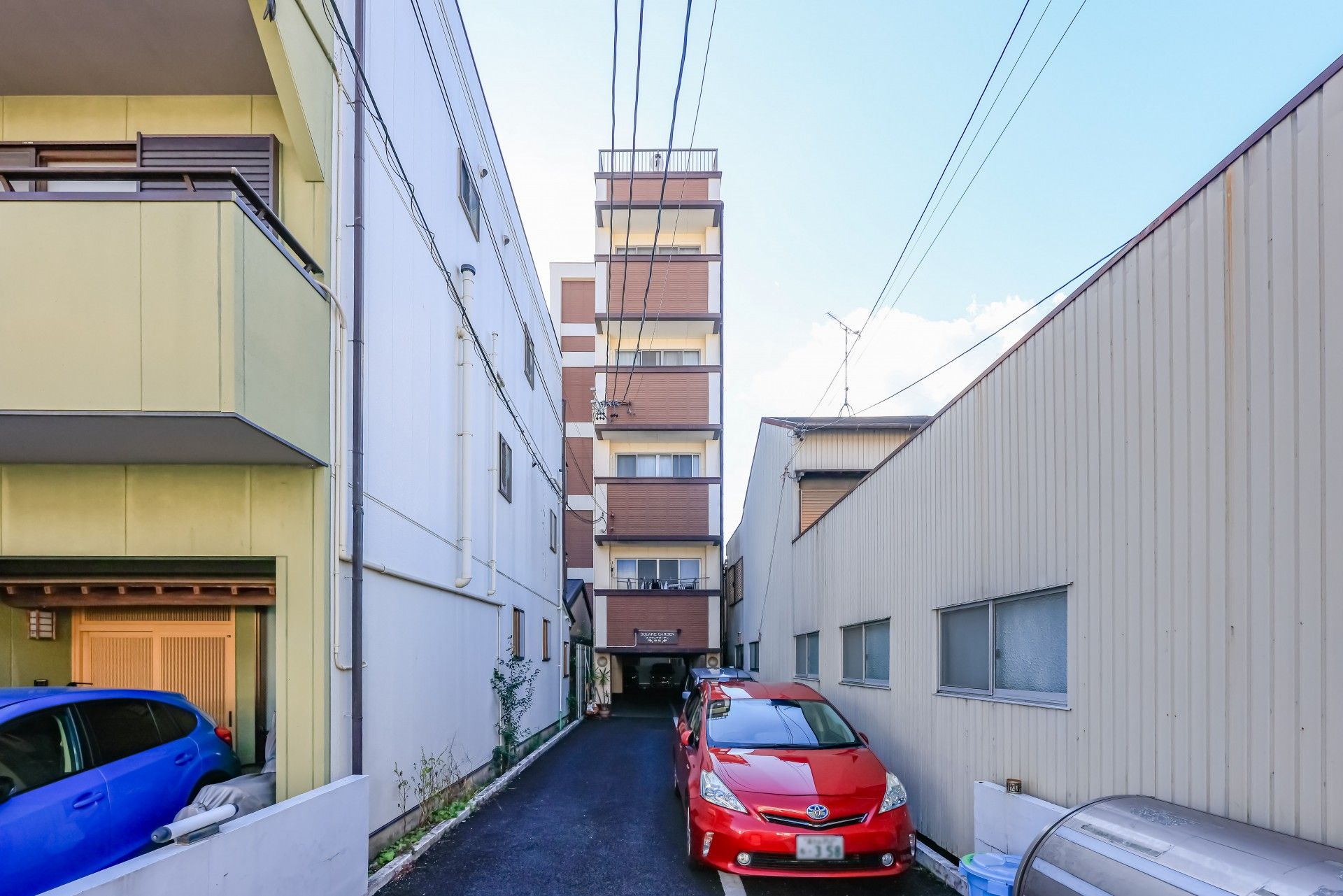建物の外観と駐車場