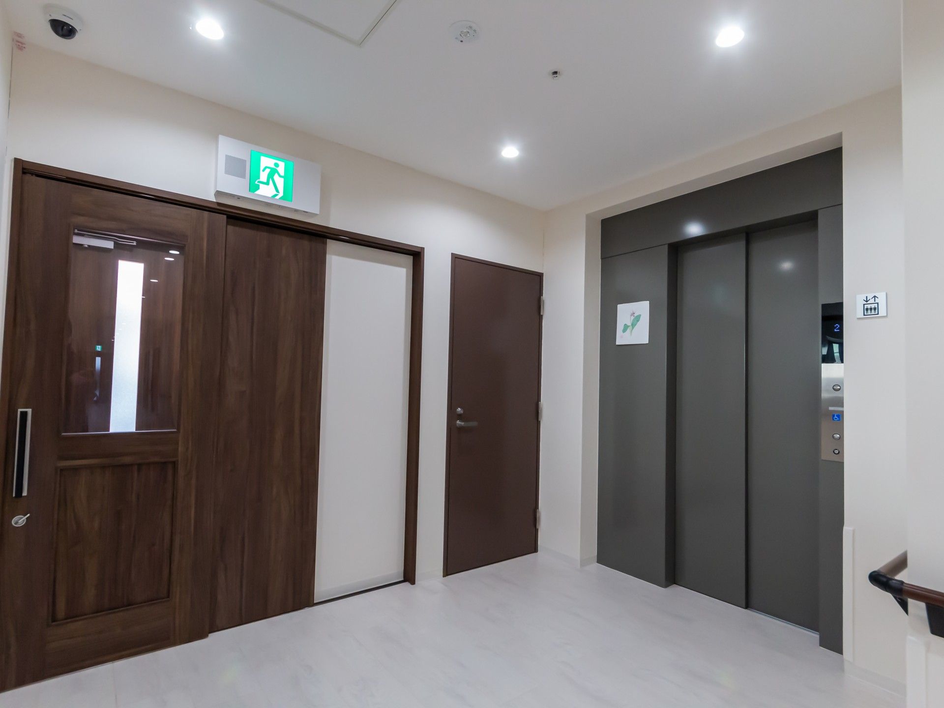 エレベーターと非常口の廊下
