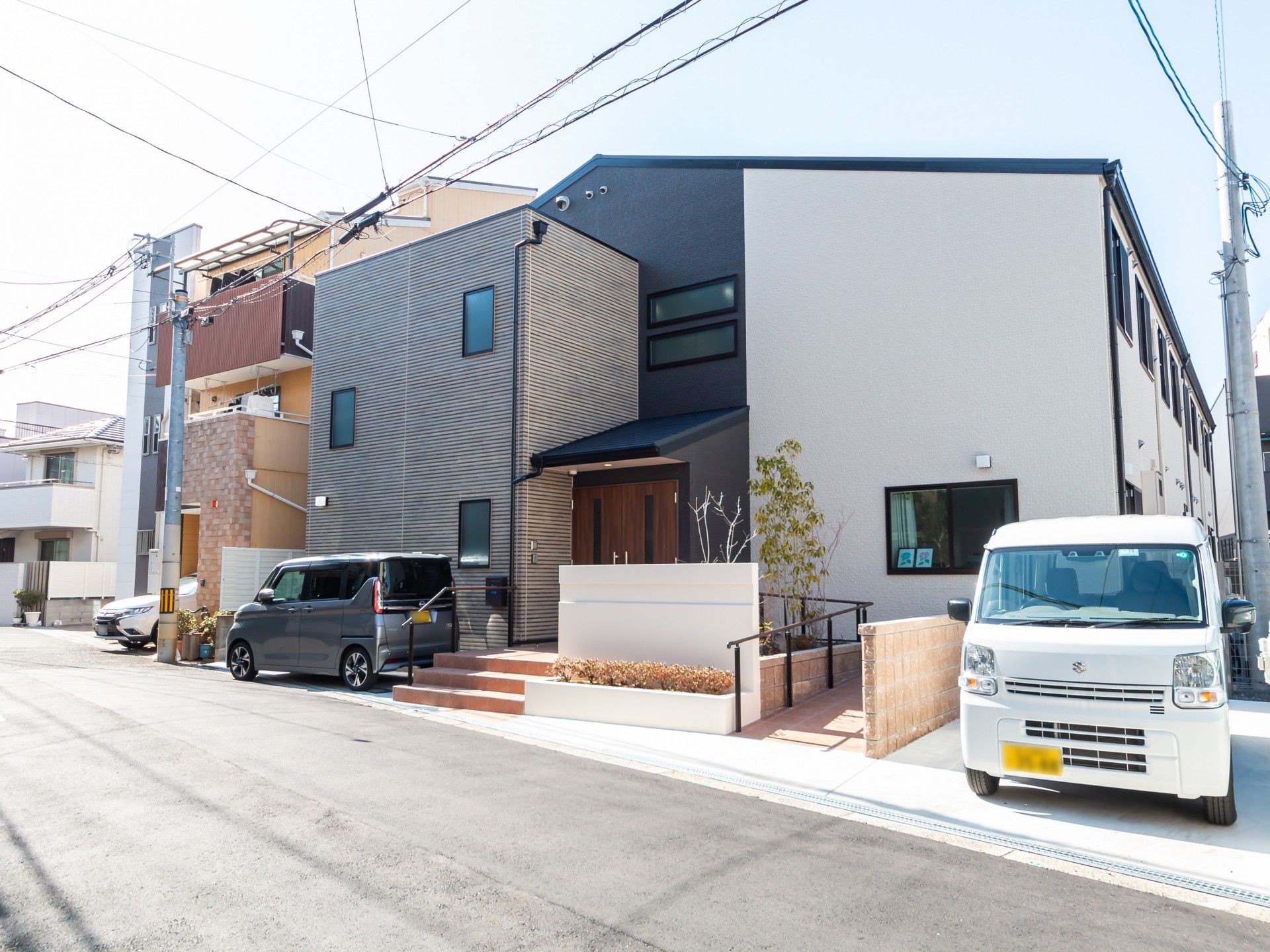 落ち着いた外観の建物