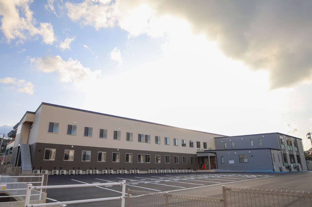 広い駐車場のある建物