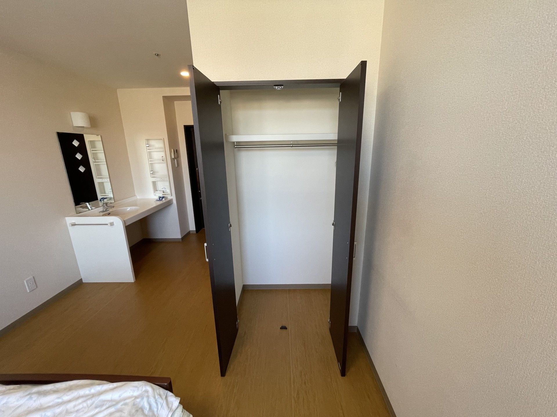 収納と洗面台のある部屋