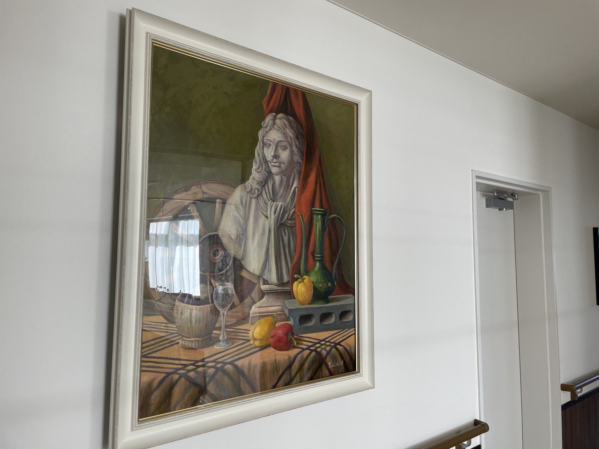 廊下の壁に飾られた絵画