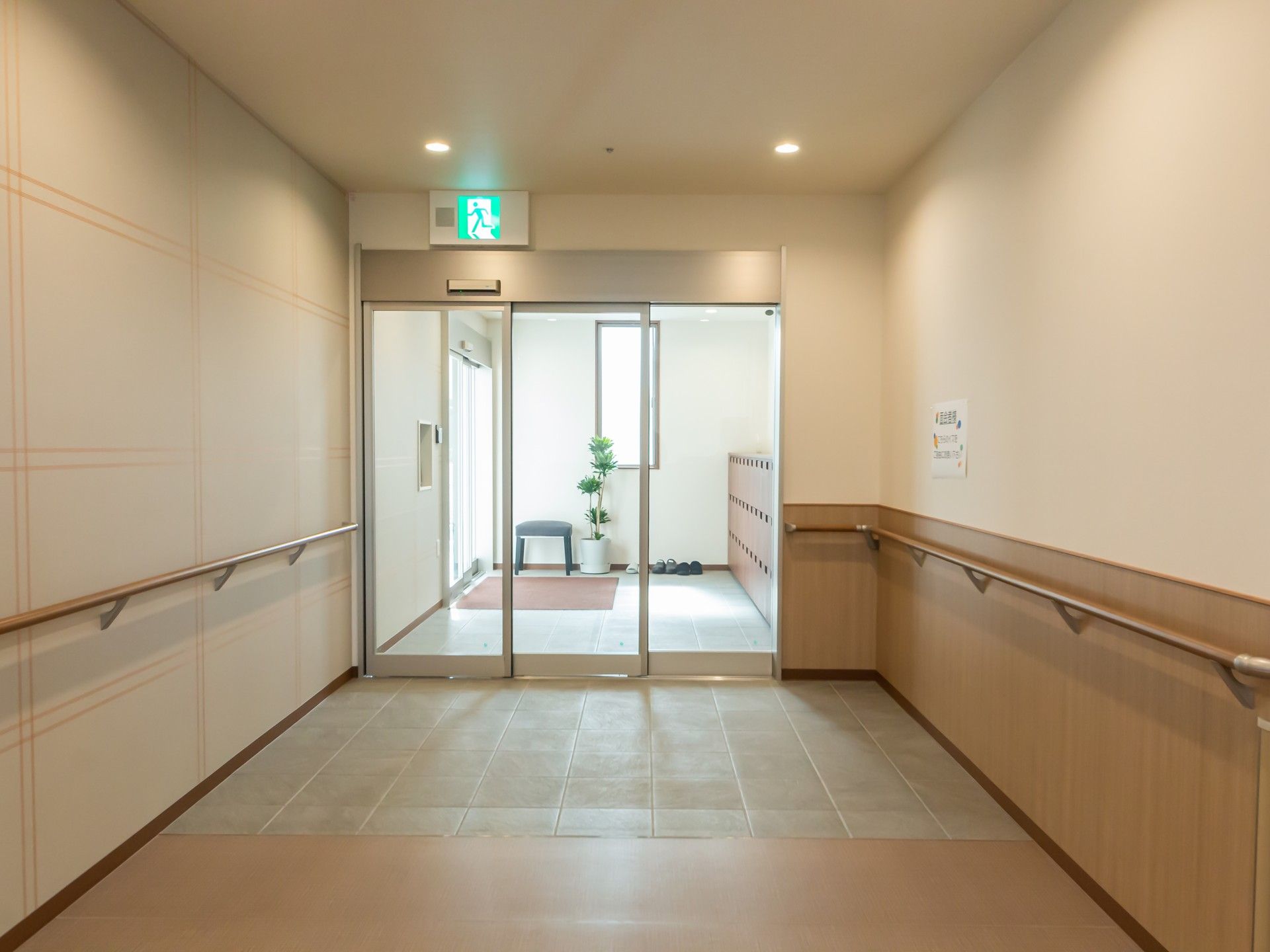 安全な手すり付きの廊下