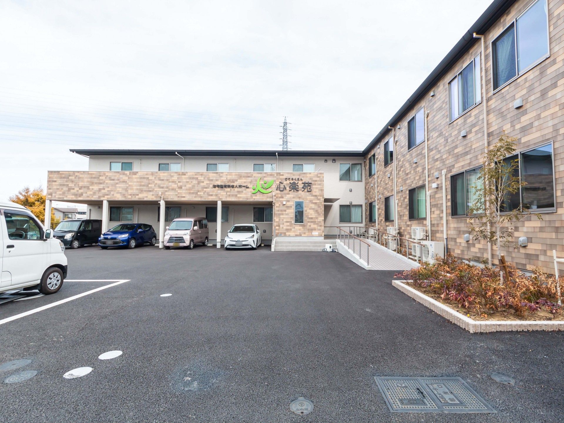 駐車場のある建物外観