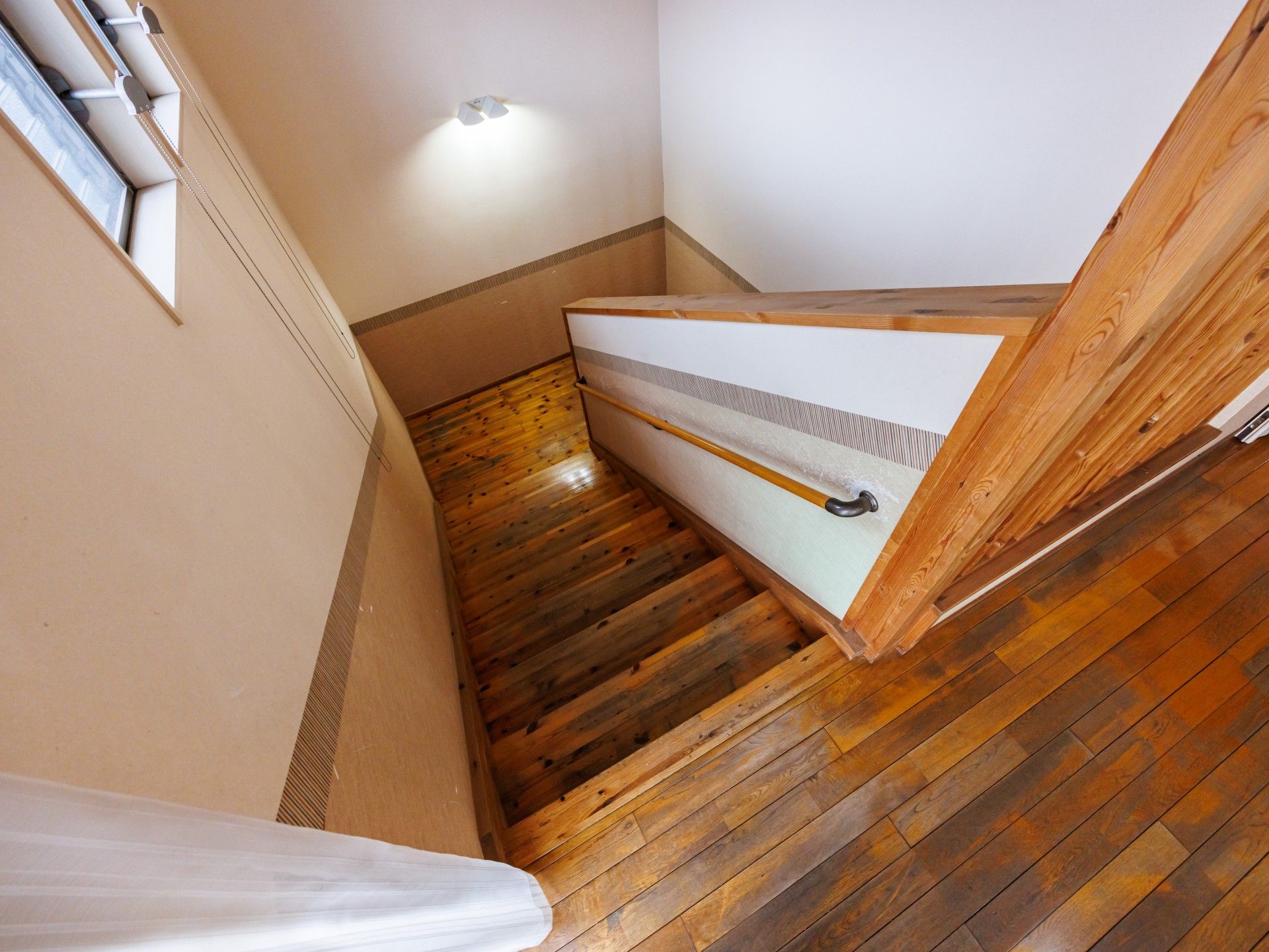 手すり付きの階段