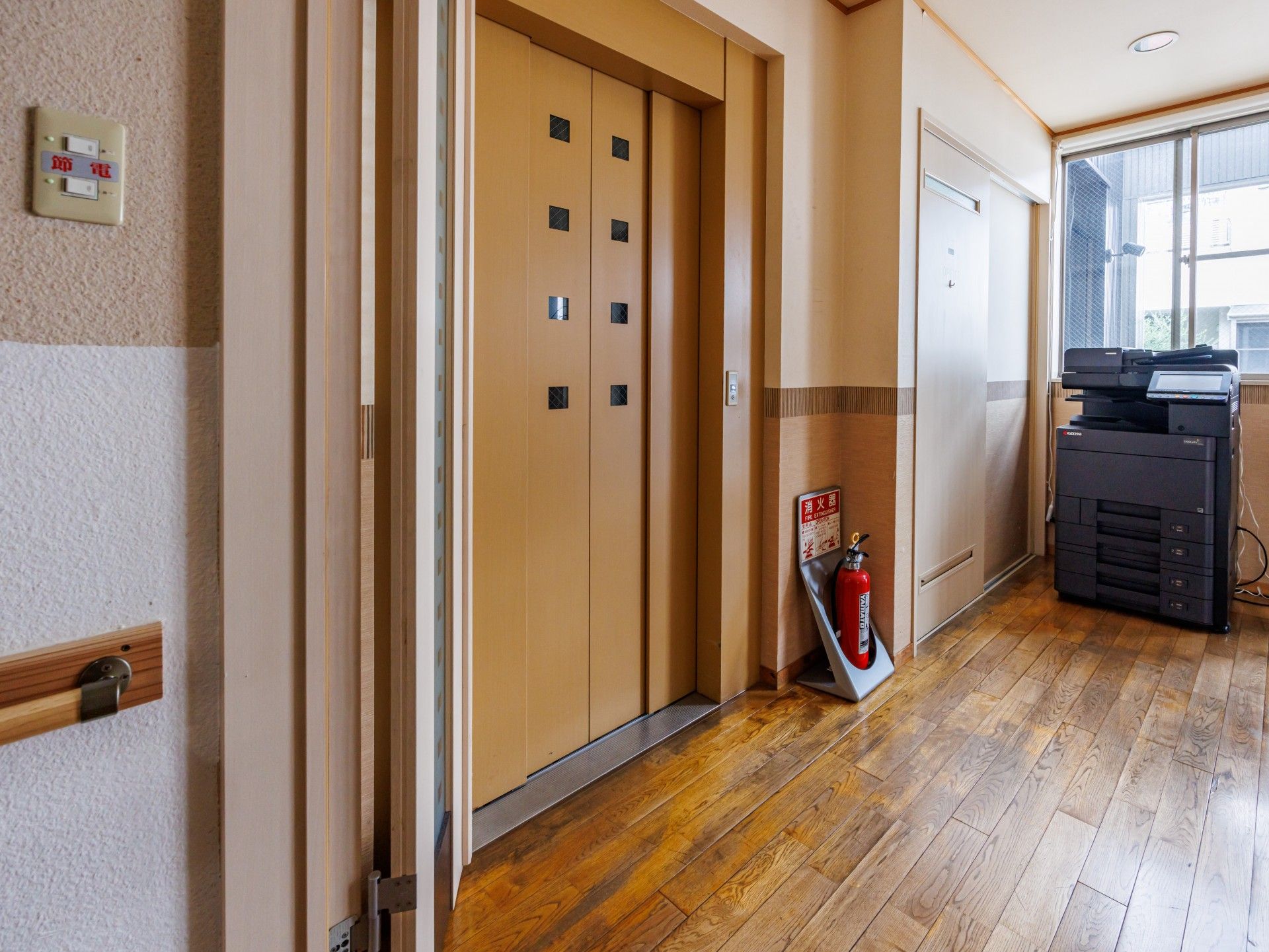 エレベーター前の廊下