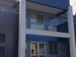青い外壁の建物入口