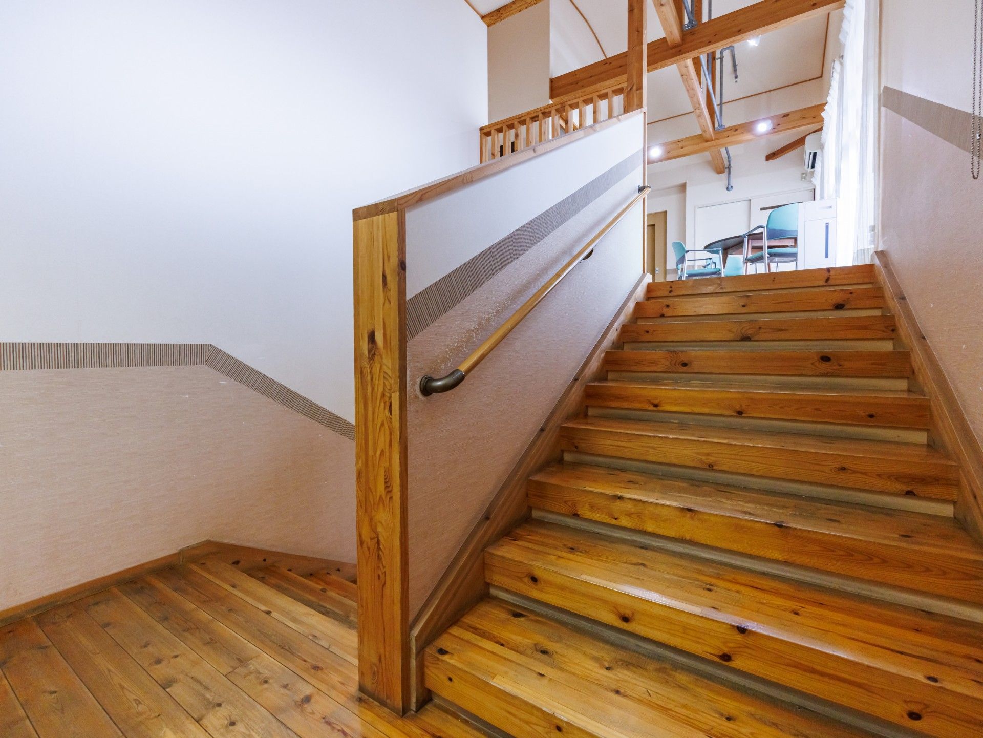 木製の階段と手すり