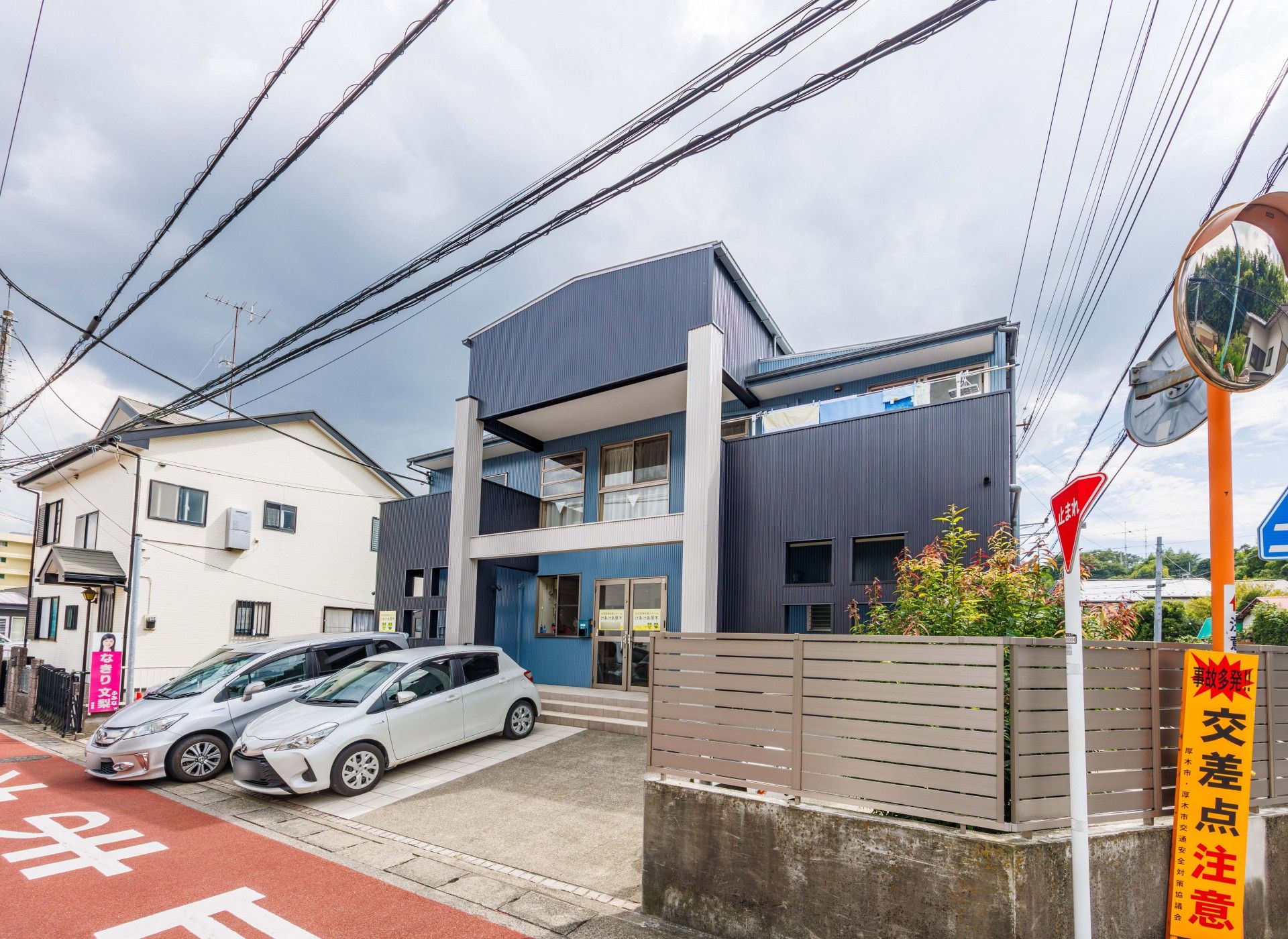 駐車場のある建物外観