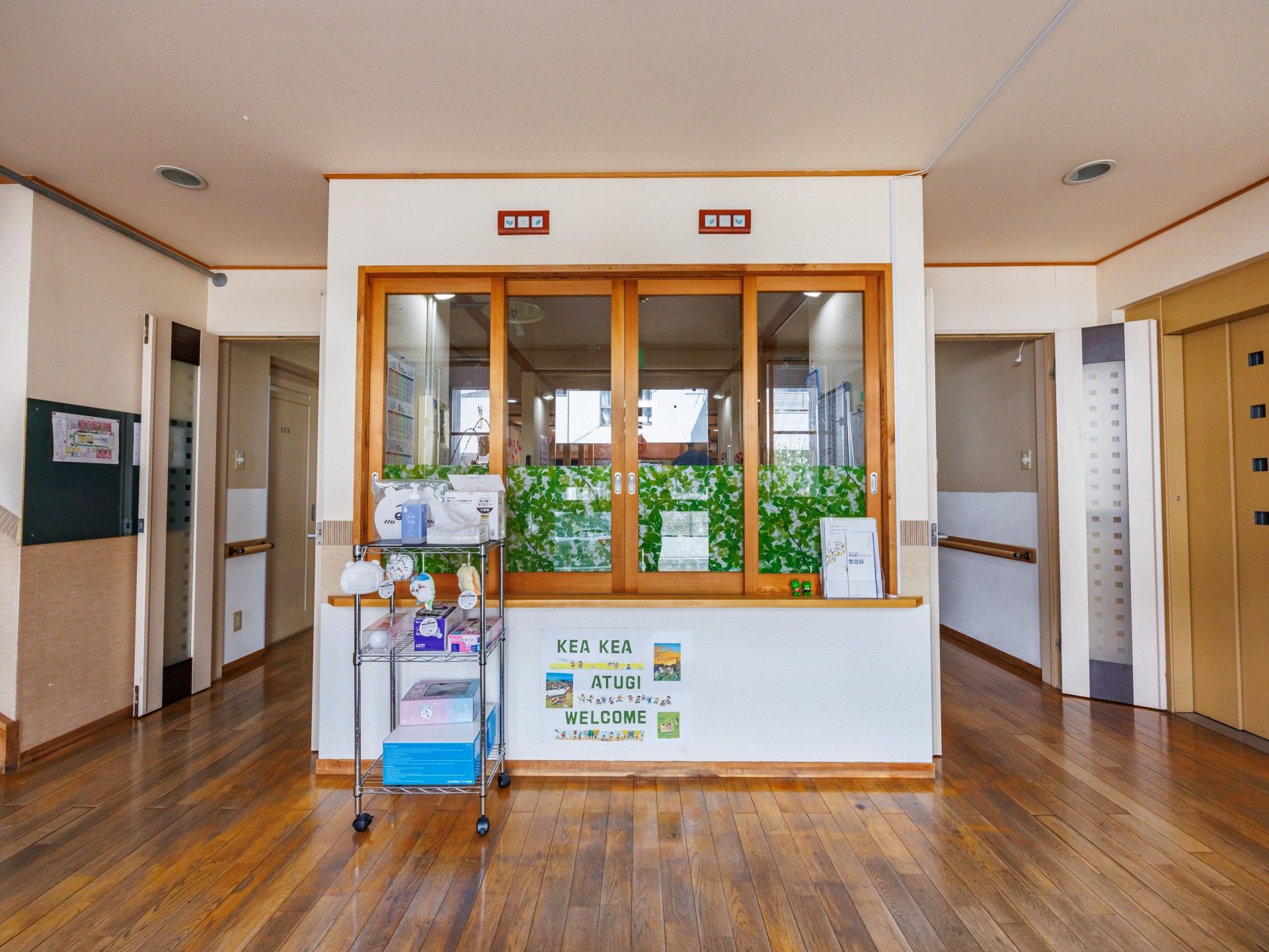 受付前の明るい廊下
