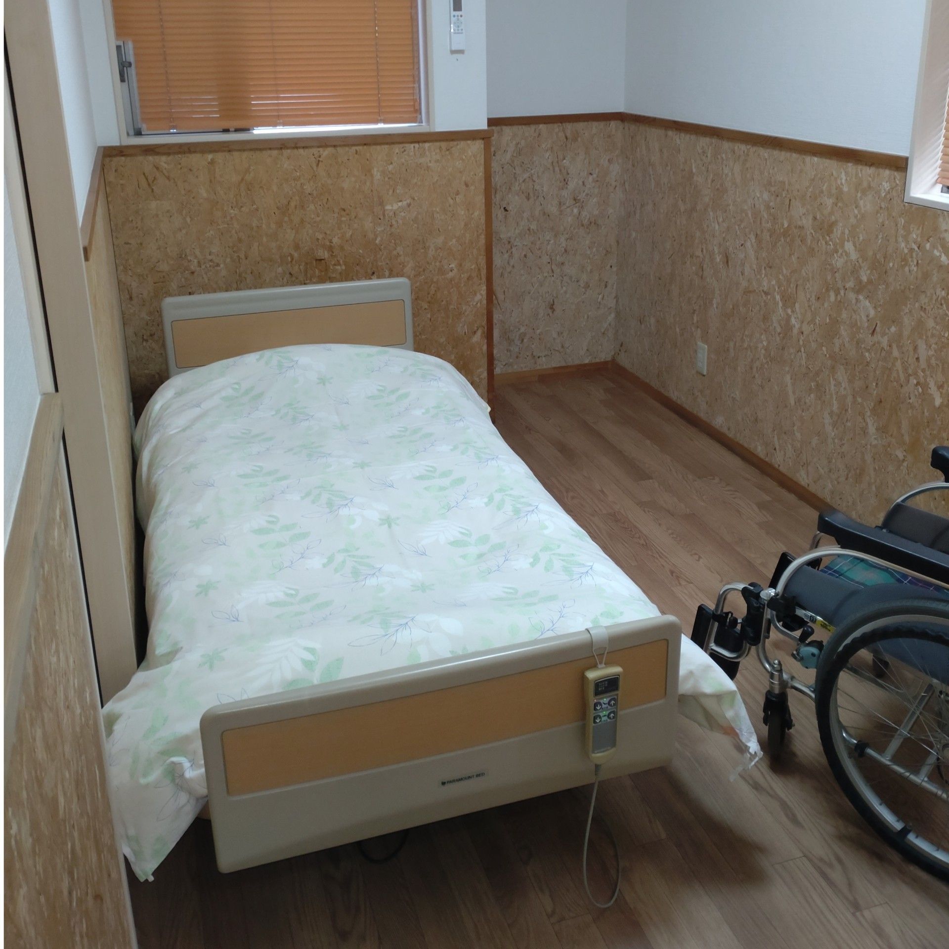 ベッドと車椅子の部屋