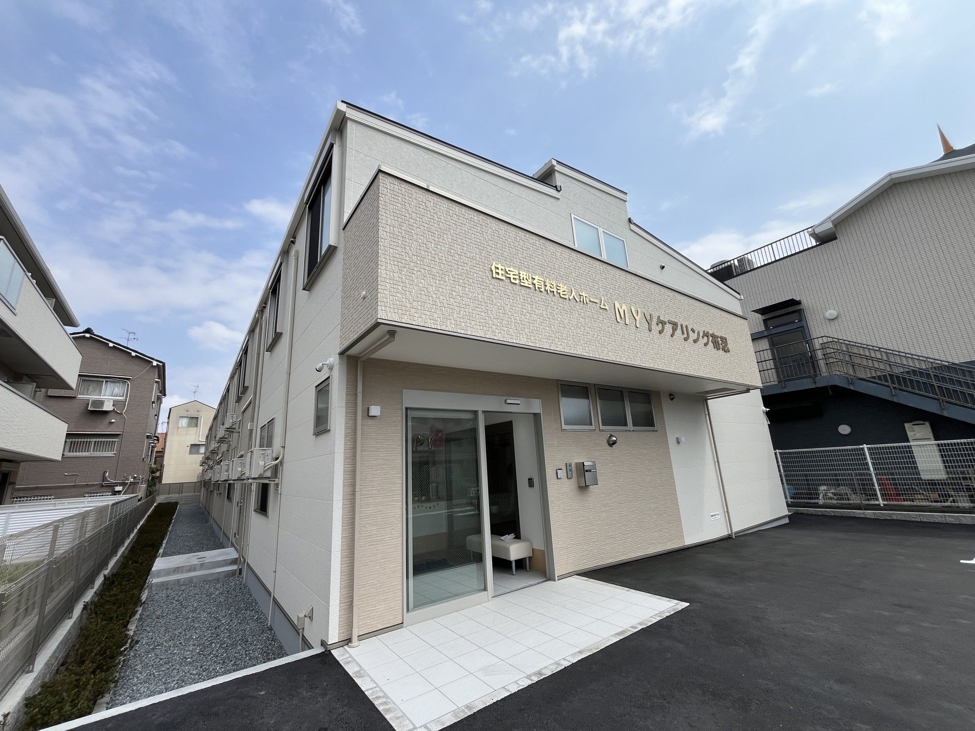 入口のある建物外観