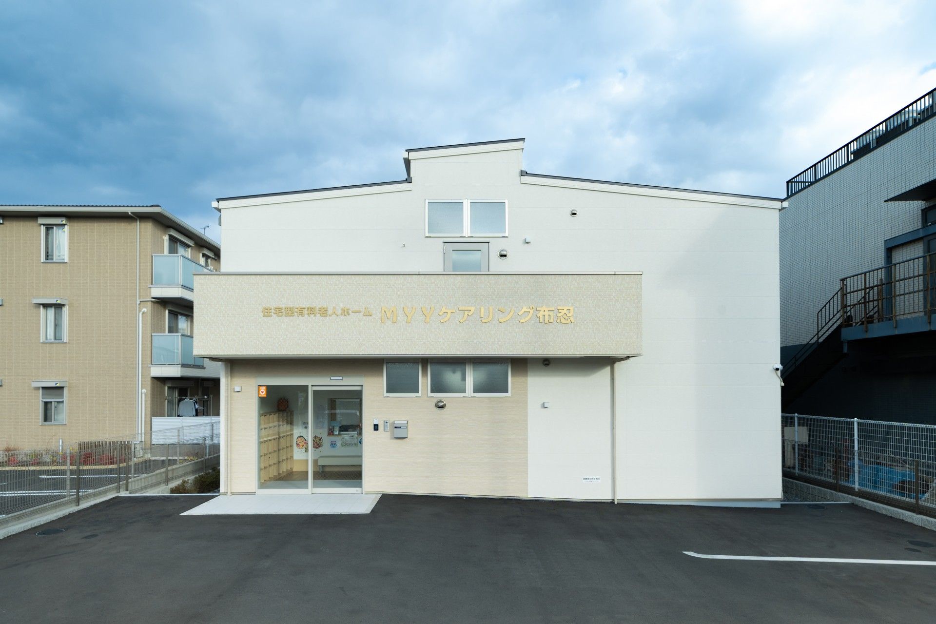 入口のある建物外観