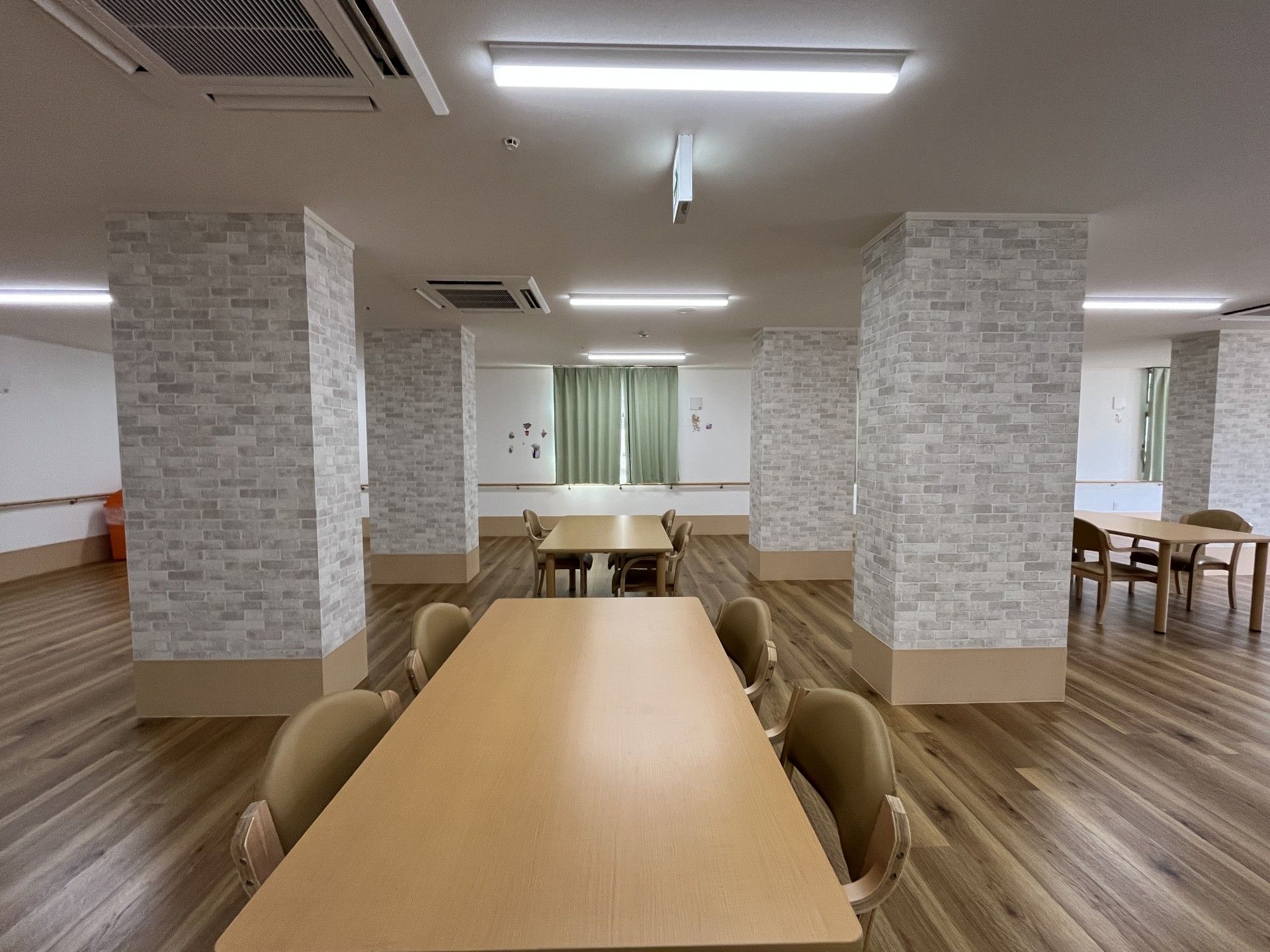 広いテーブルのある部屋