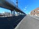 広々とした駐車場と建物の外観