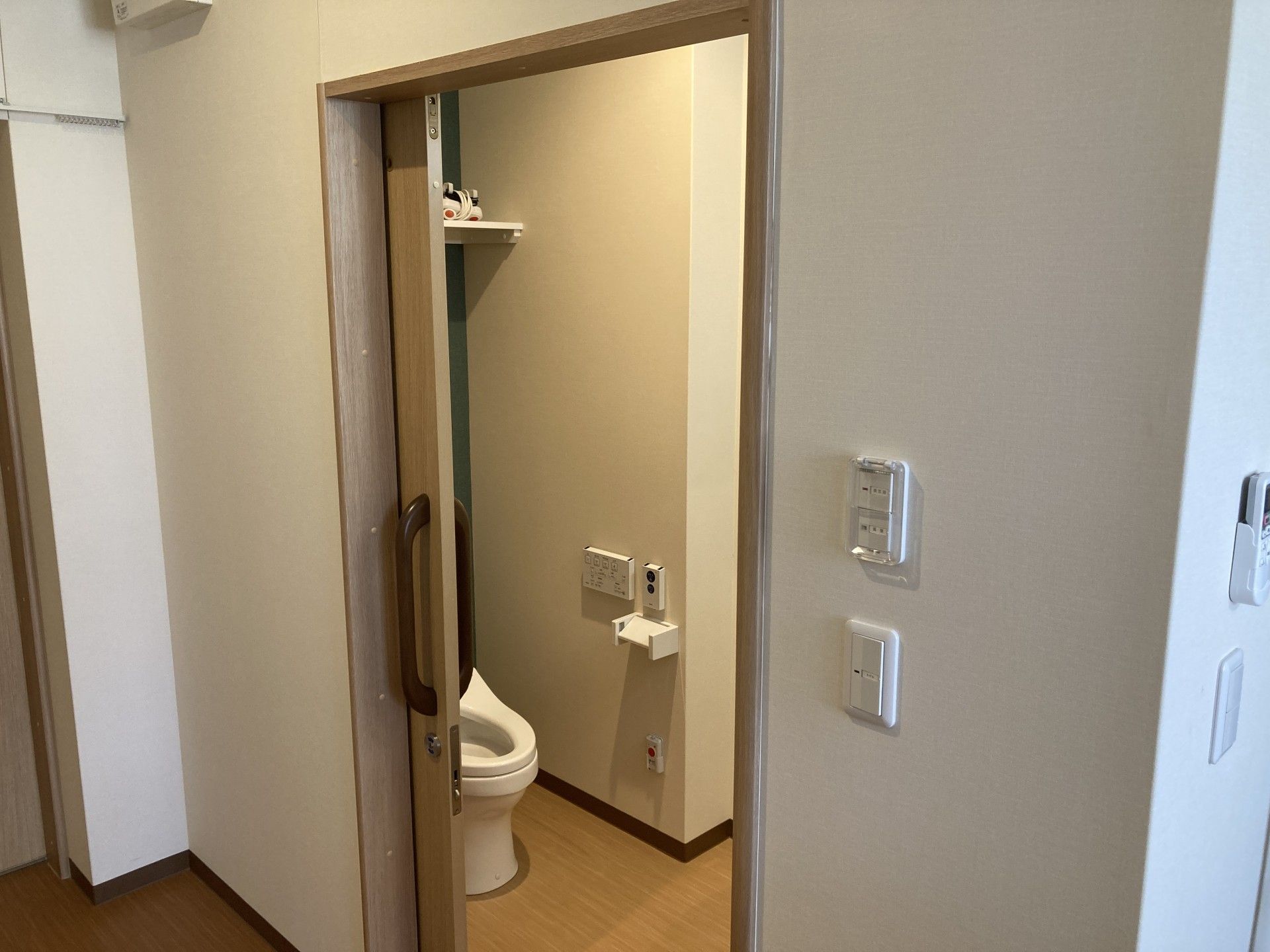 手すり付きのトイレ