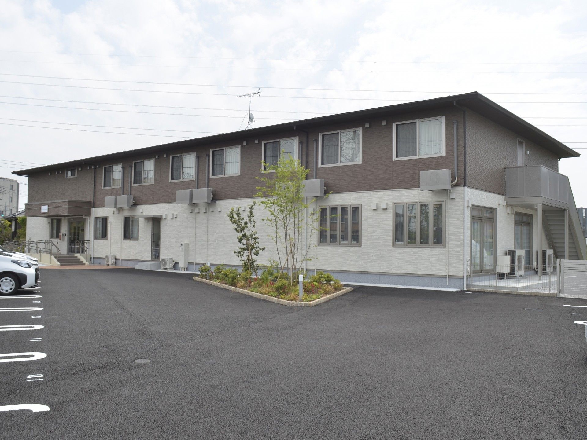 駐車場のある建物外観