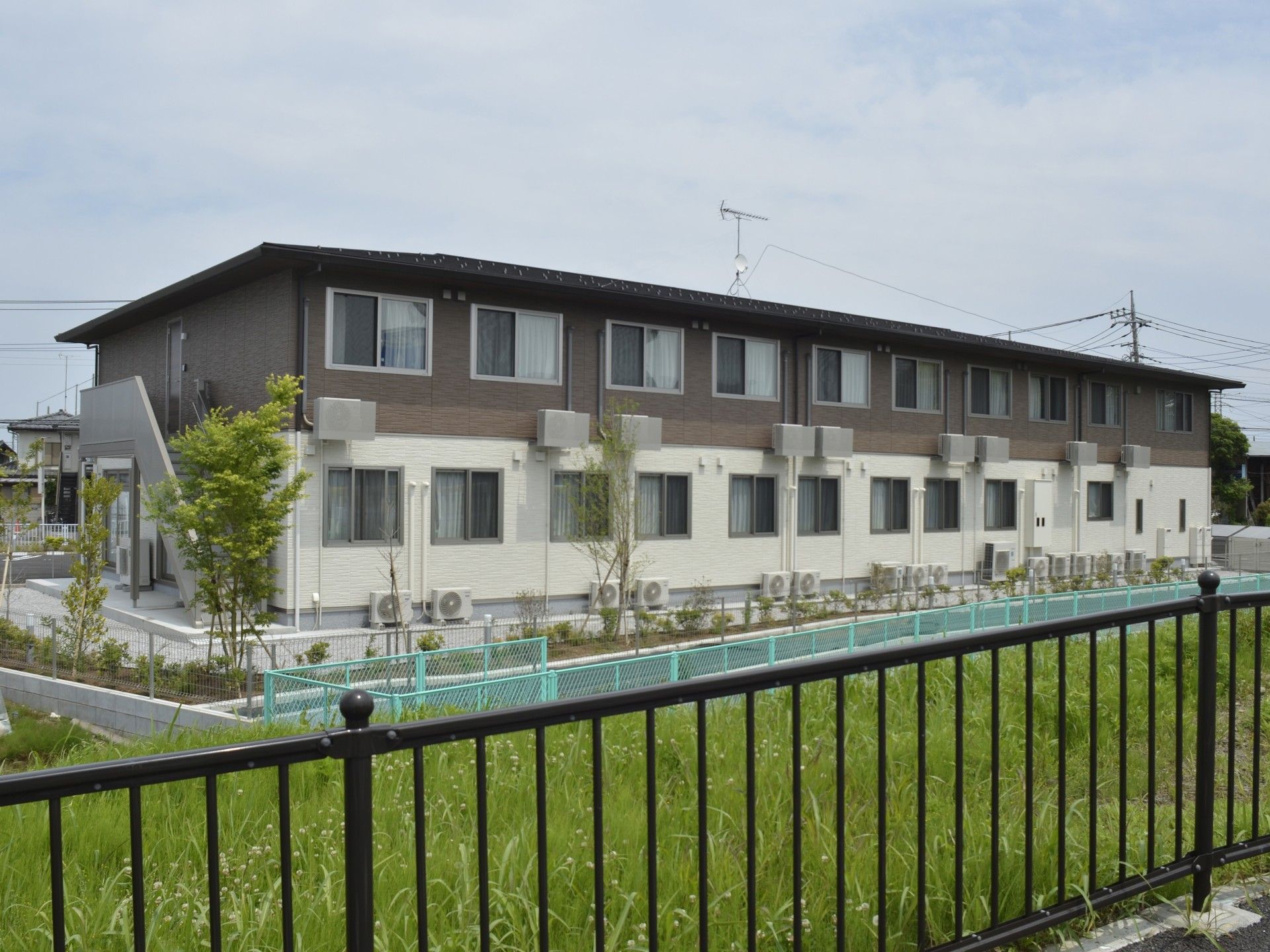 緑に囲まれた建物外観