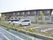 駐車場のある建物外観