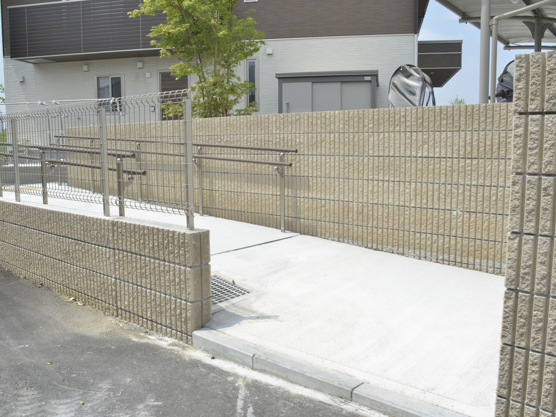 手すり付きのスロープ