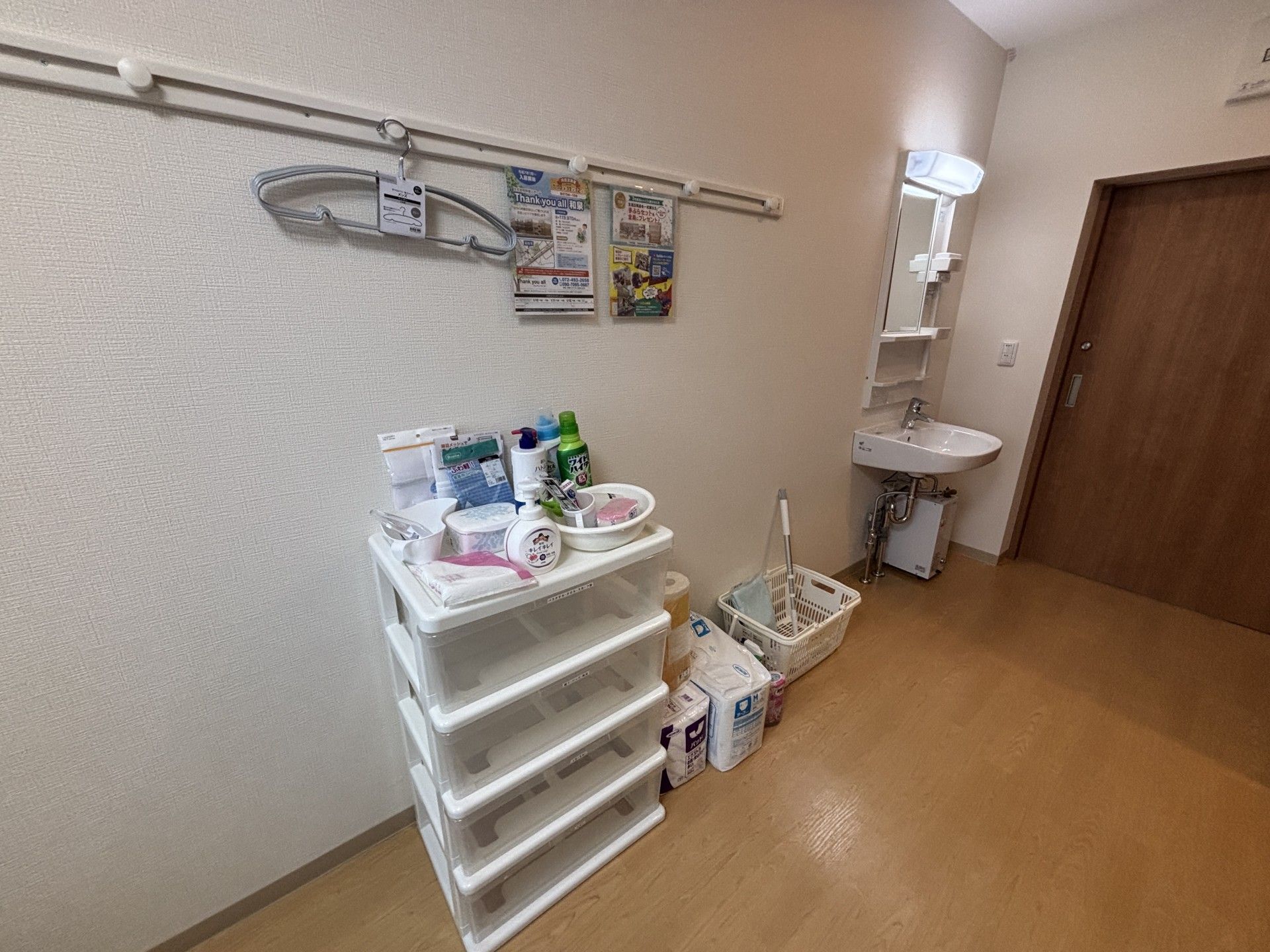 洗面台と収納棚のある空間