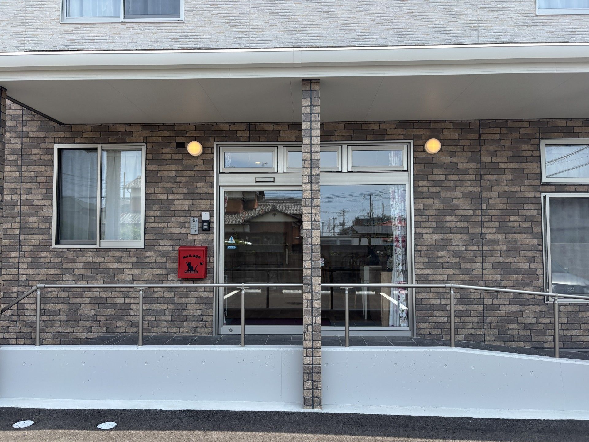 手すり付きの玄関