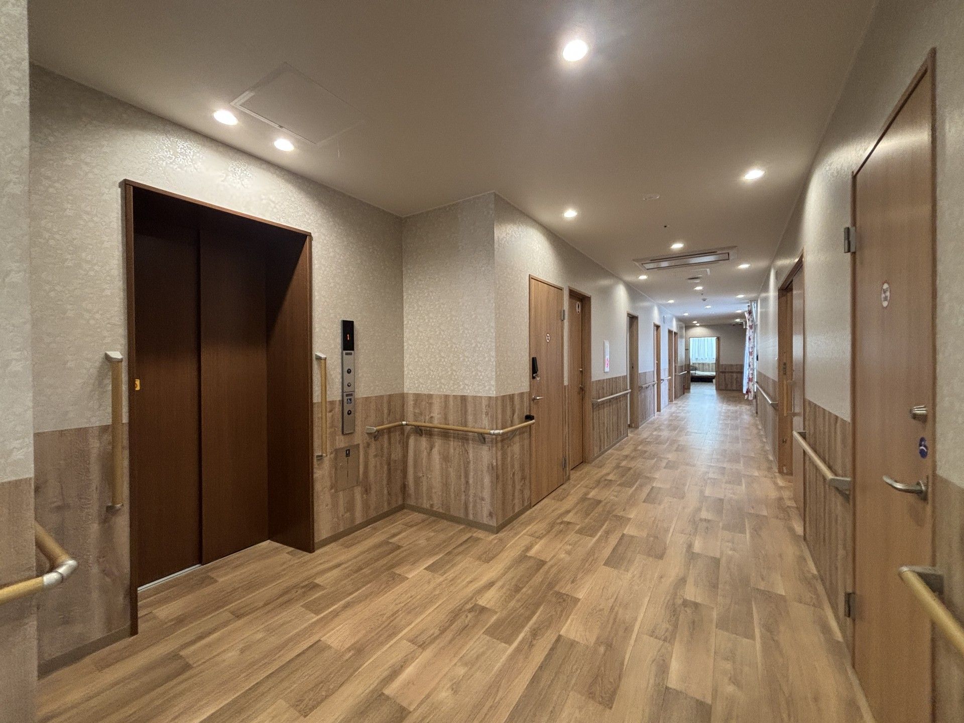 エレベーター前の廊下