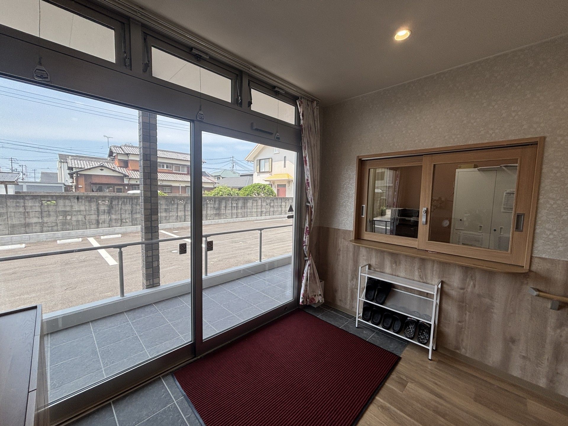 広い窓のある玄関