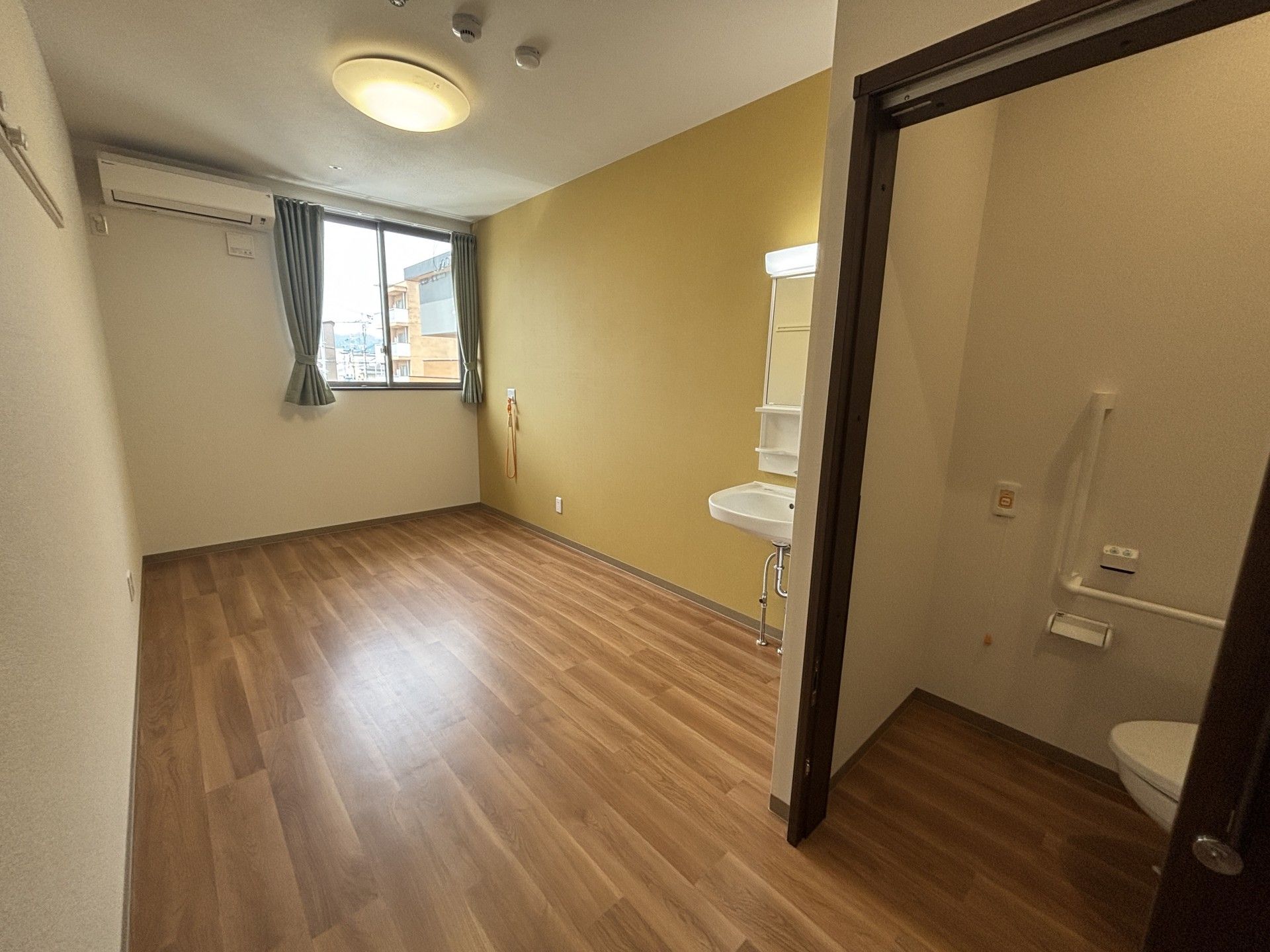 明るい個室の一角