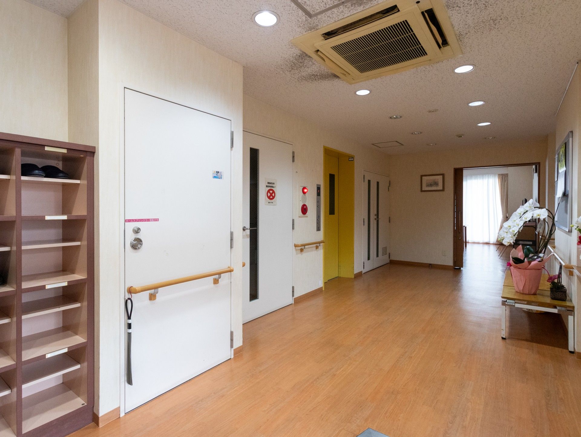 明るい廊下とエレベーター
