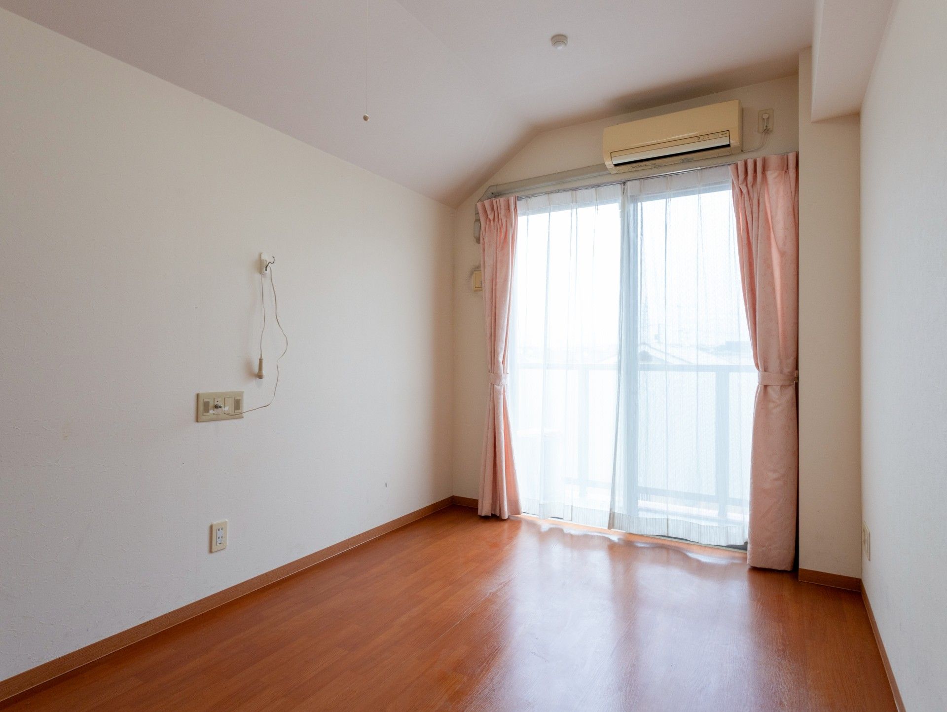 日差しが差し込む部屋
