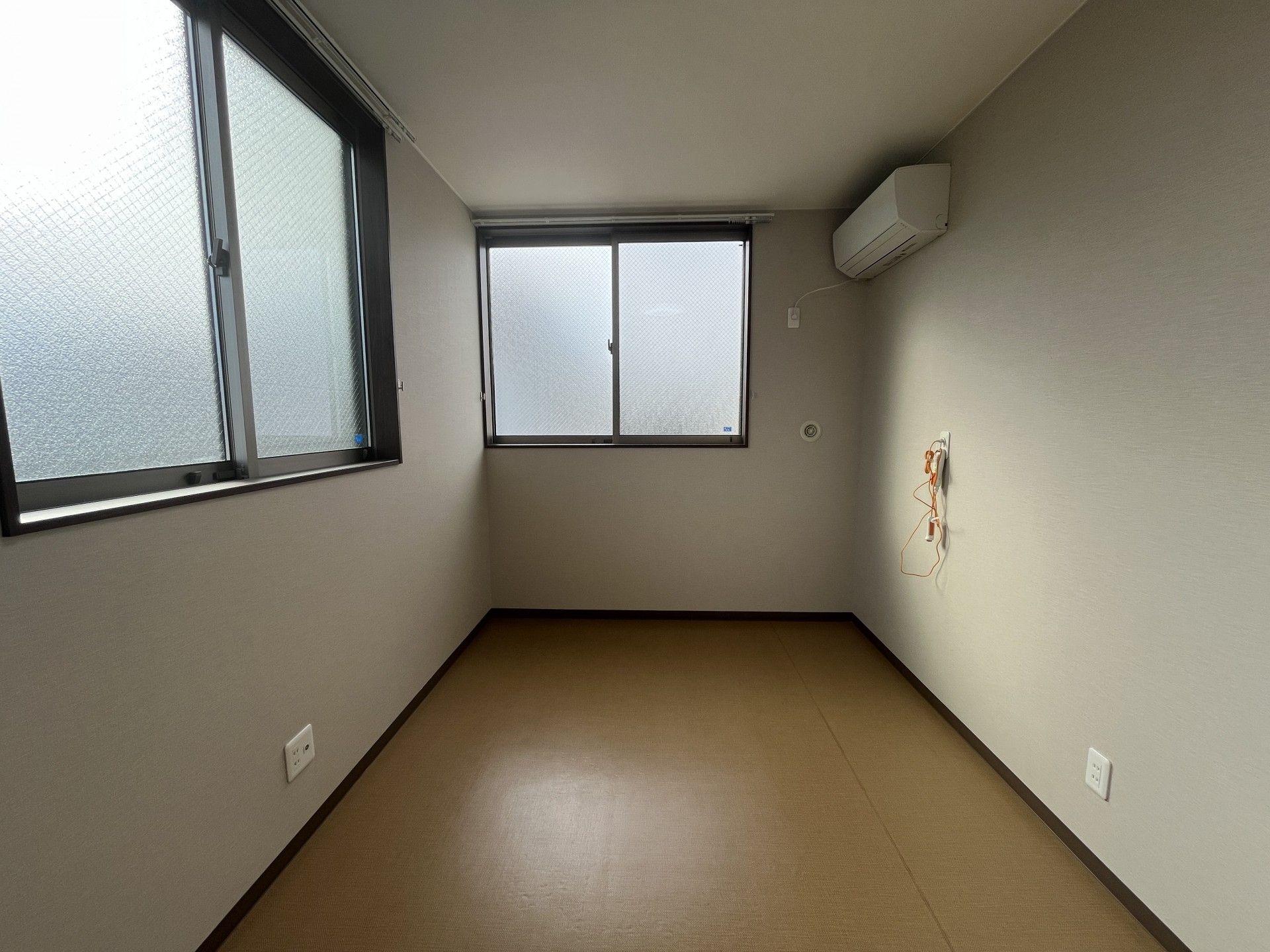 窓のあるシンプルな部屋