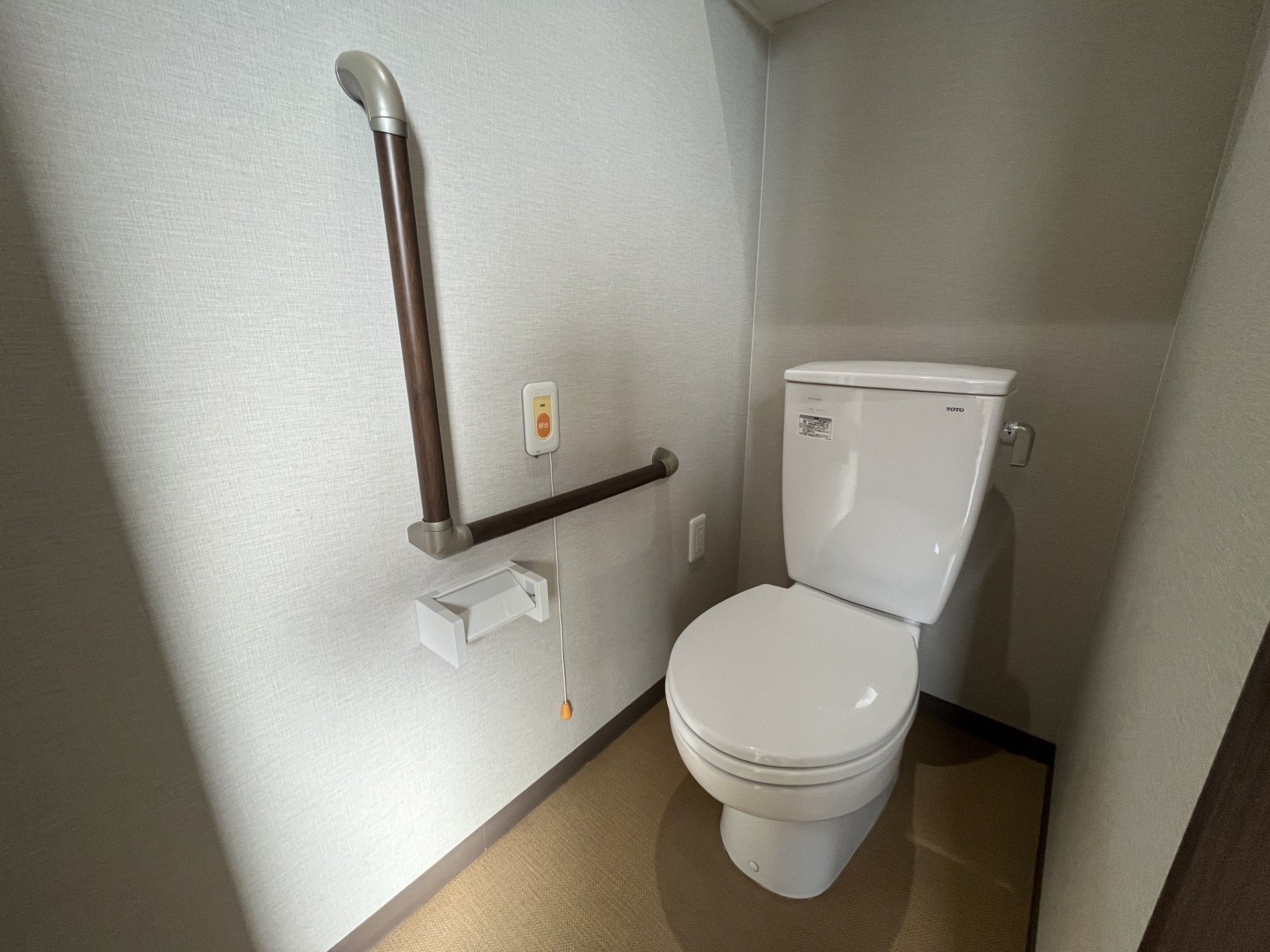 手すり付きのトイレ