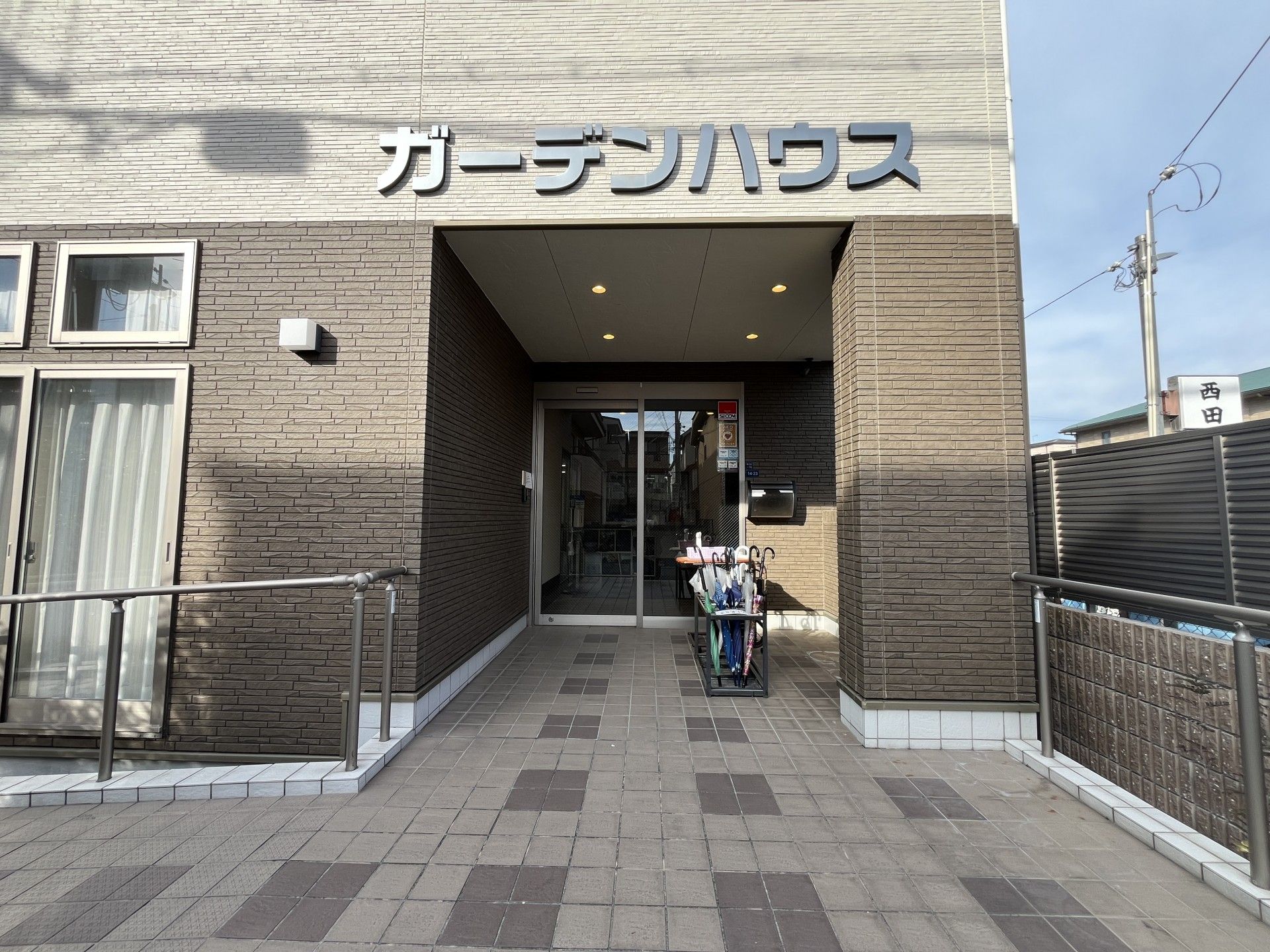 エントランスの外観