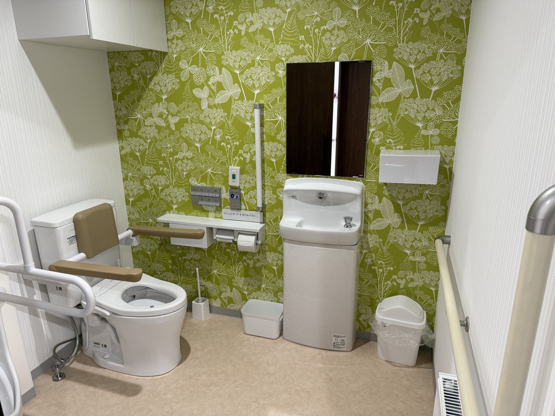 手すり付きのトイレ