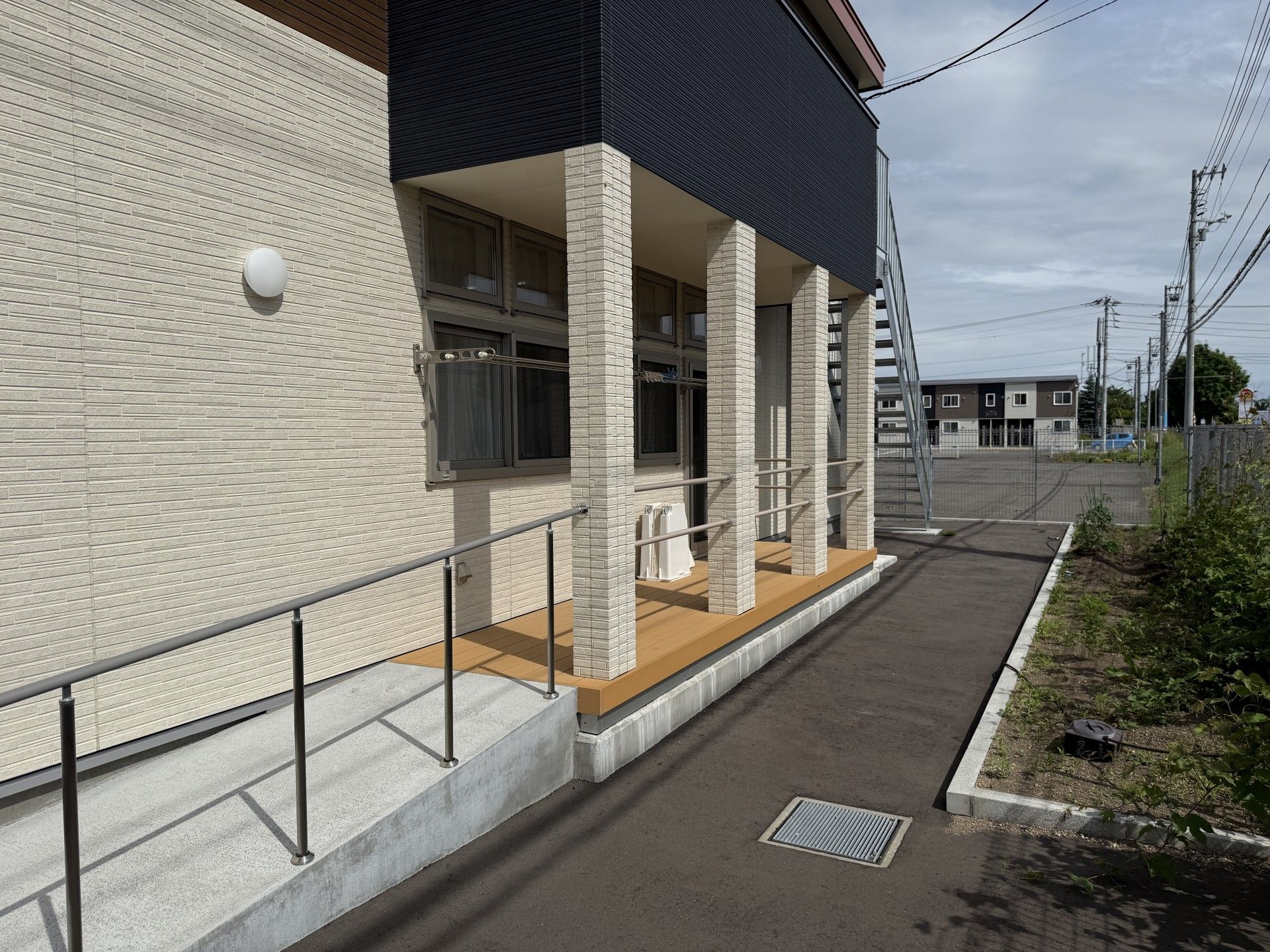 手すり付きのスロープ