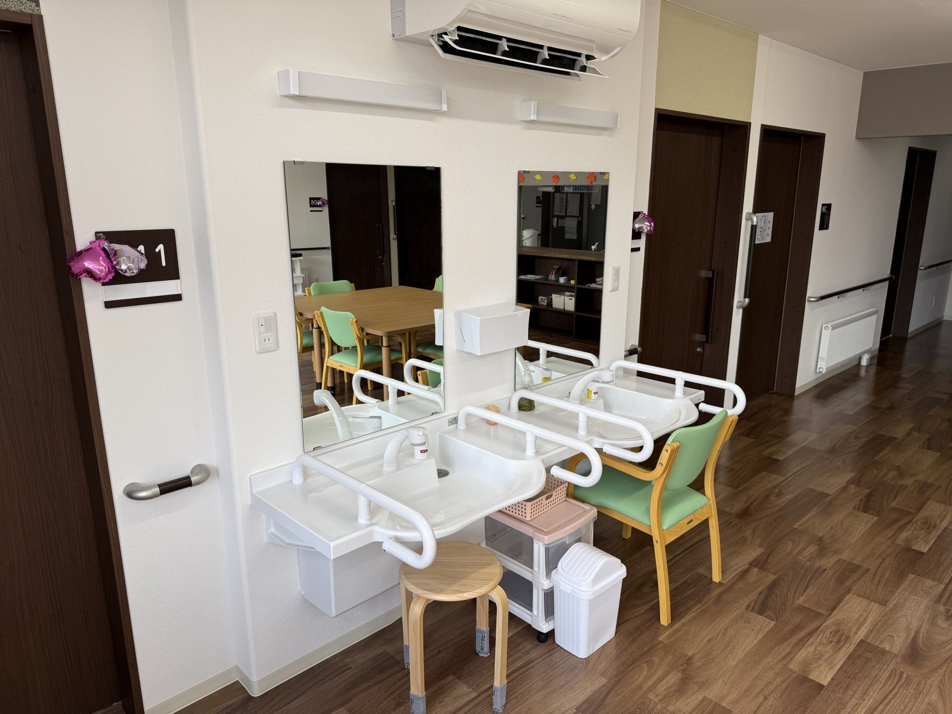 手洗い場と椅子のある廊下