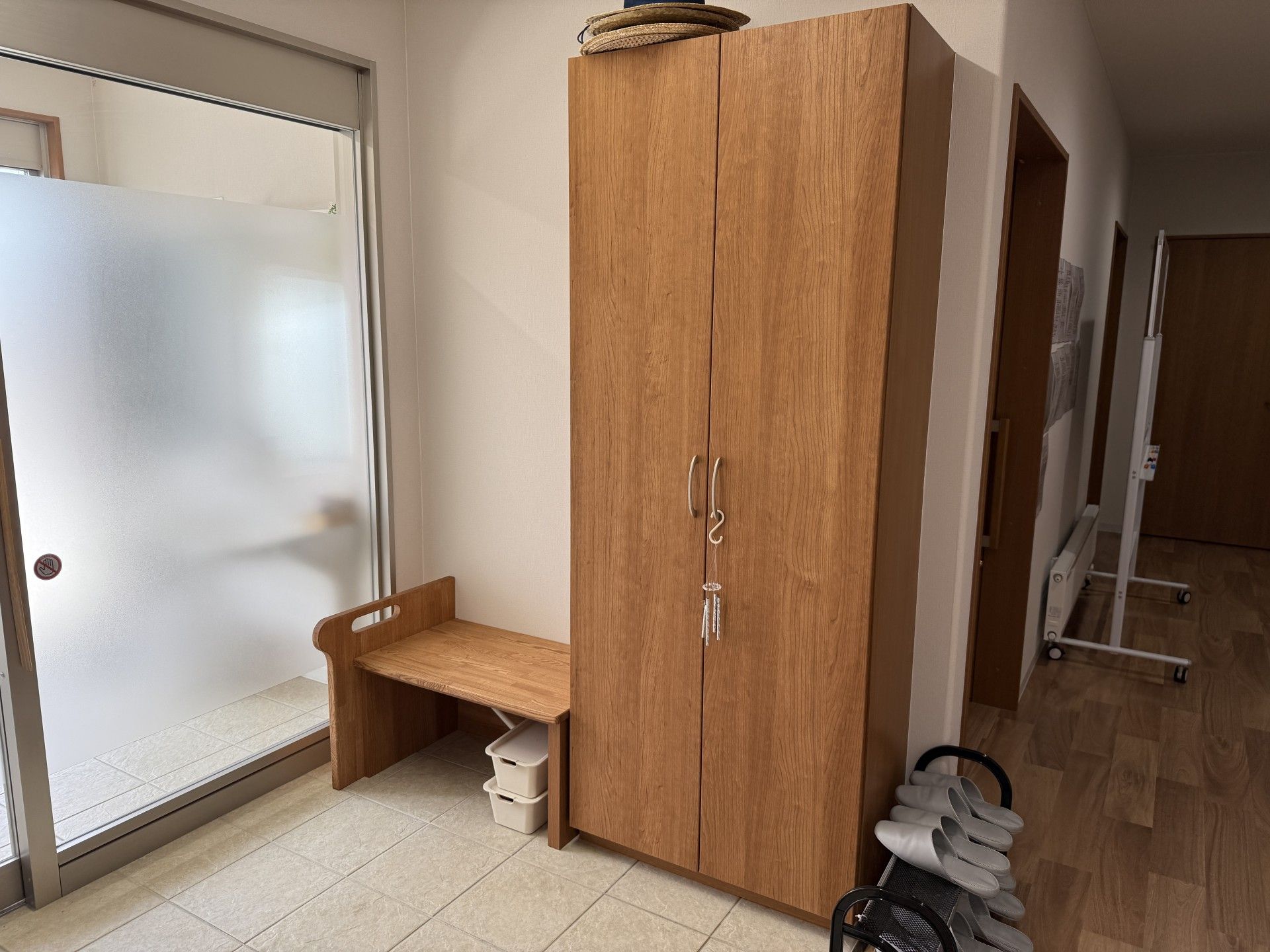 木製の収納とベンチのある玄関