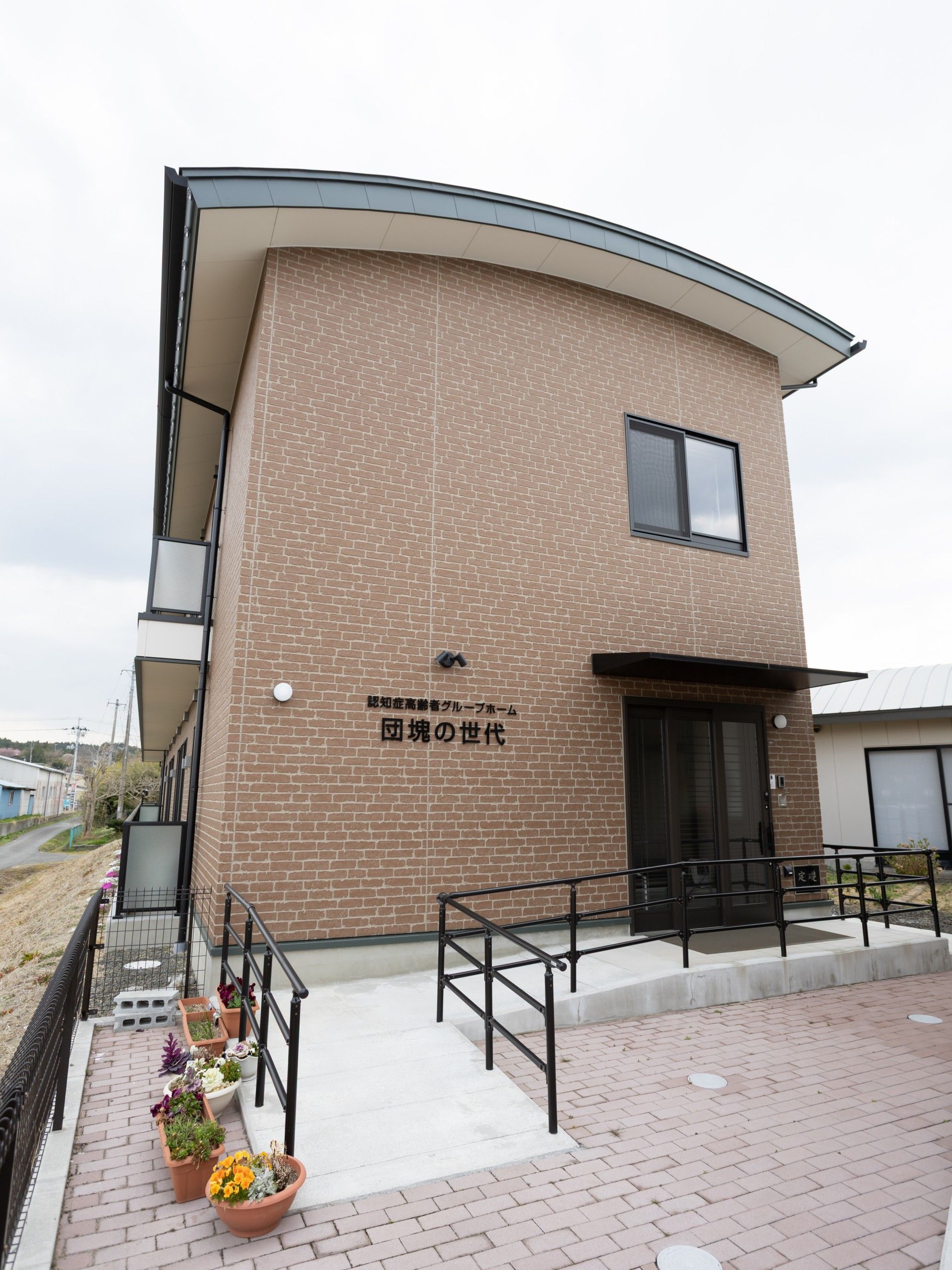 レンガ調の建物外観
