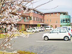 桜並木のある施設外観