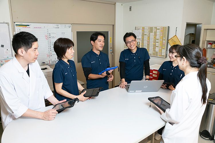 スタッフが話し合う会議室